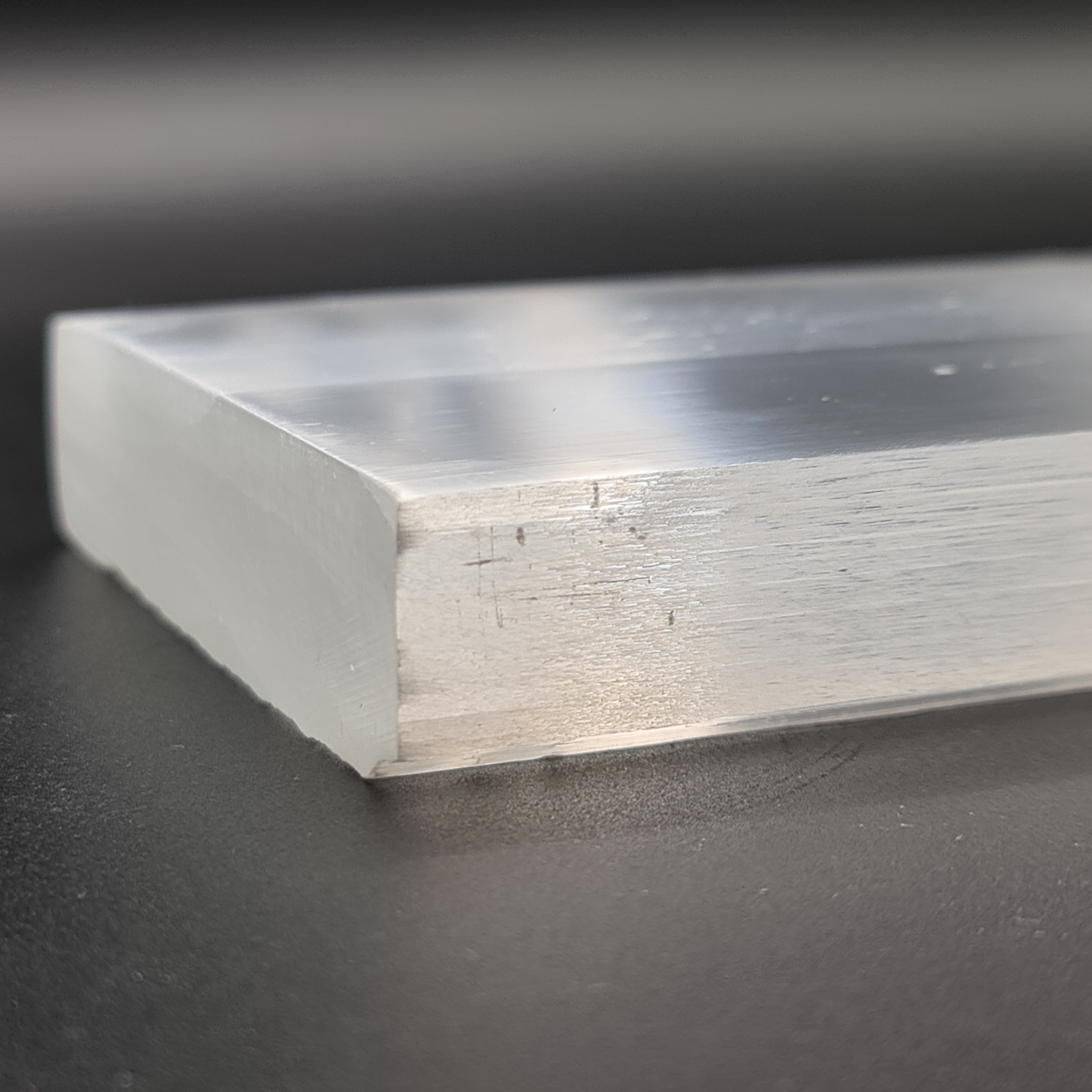 Selenit Ladeplatte 20cm x 10cm mit polierter und rauer Oberfläche, ideal zum Aufladen von Kristallen.