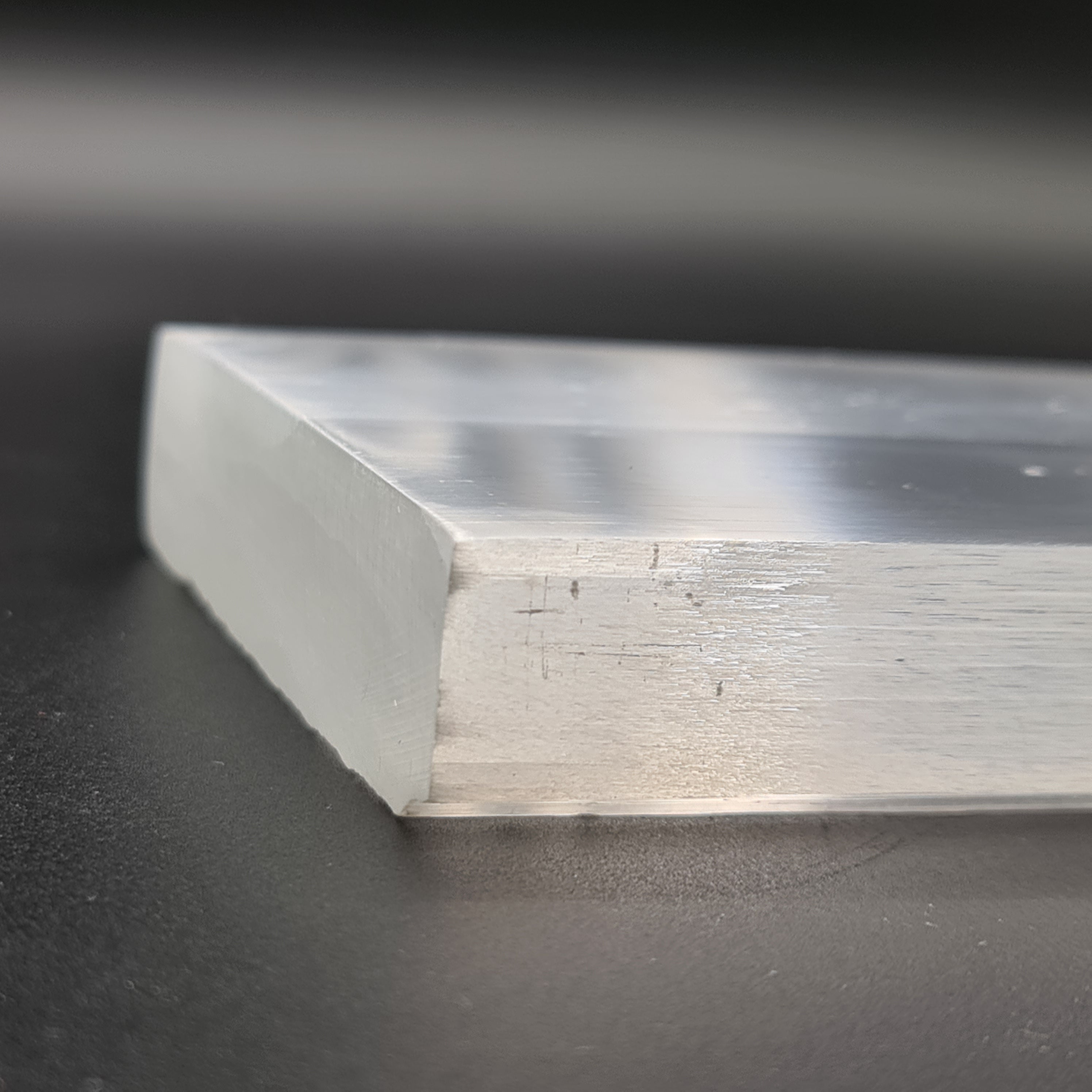 Selenit Ladeplatte 20cm x 10cm mit polierter und rauer Oberfläche, ideal zum Aufladen von Kristallen.