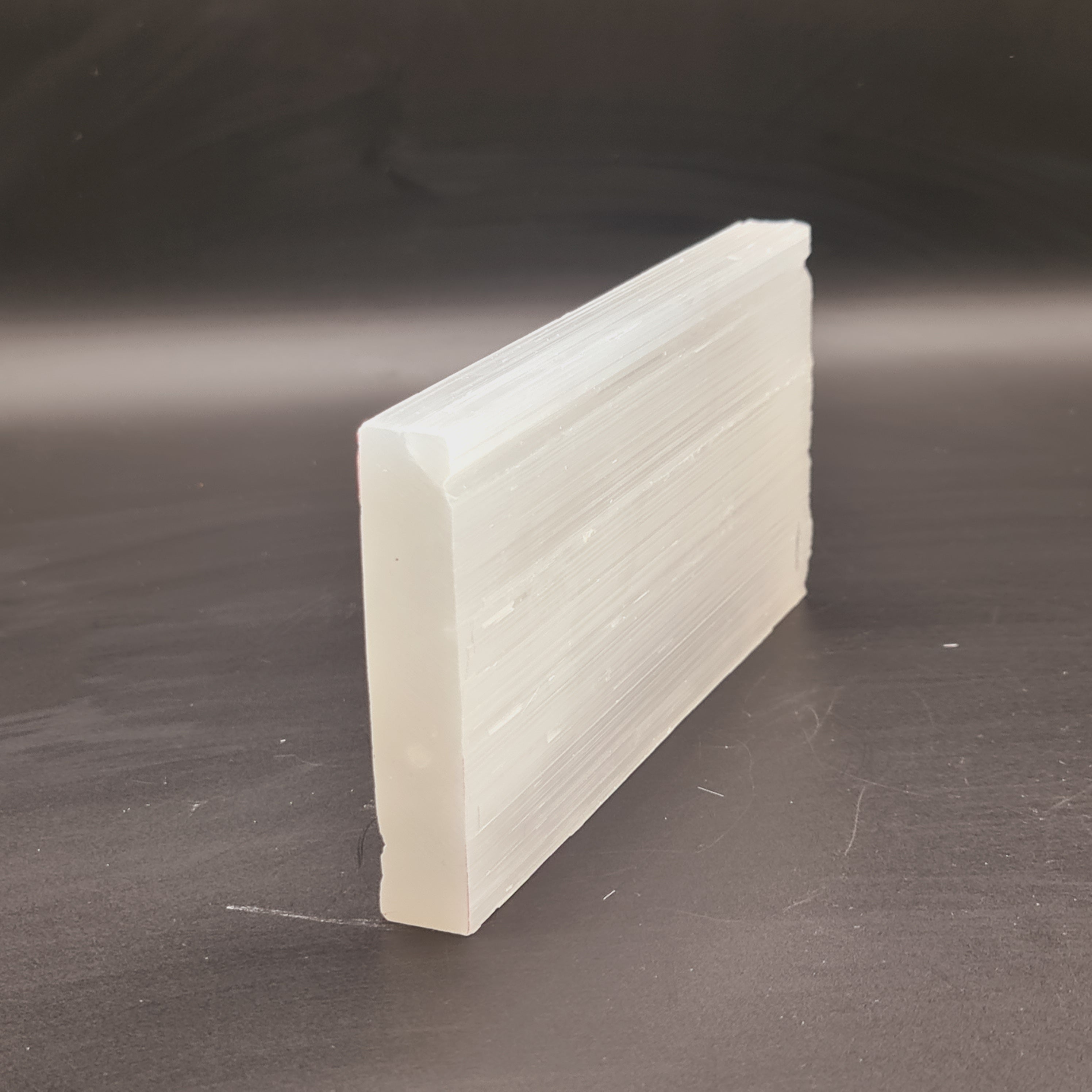 Selenit Ladeplatte 20cm x 10cm mit polierter und rauer Oberfläche, ideal zum Aufladen von Kristallen.