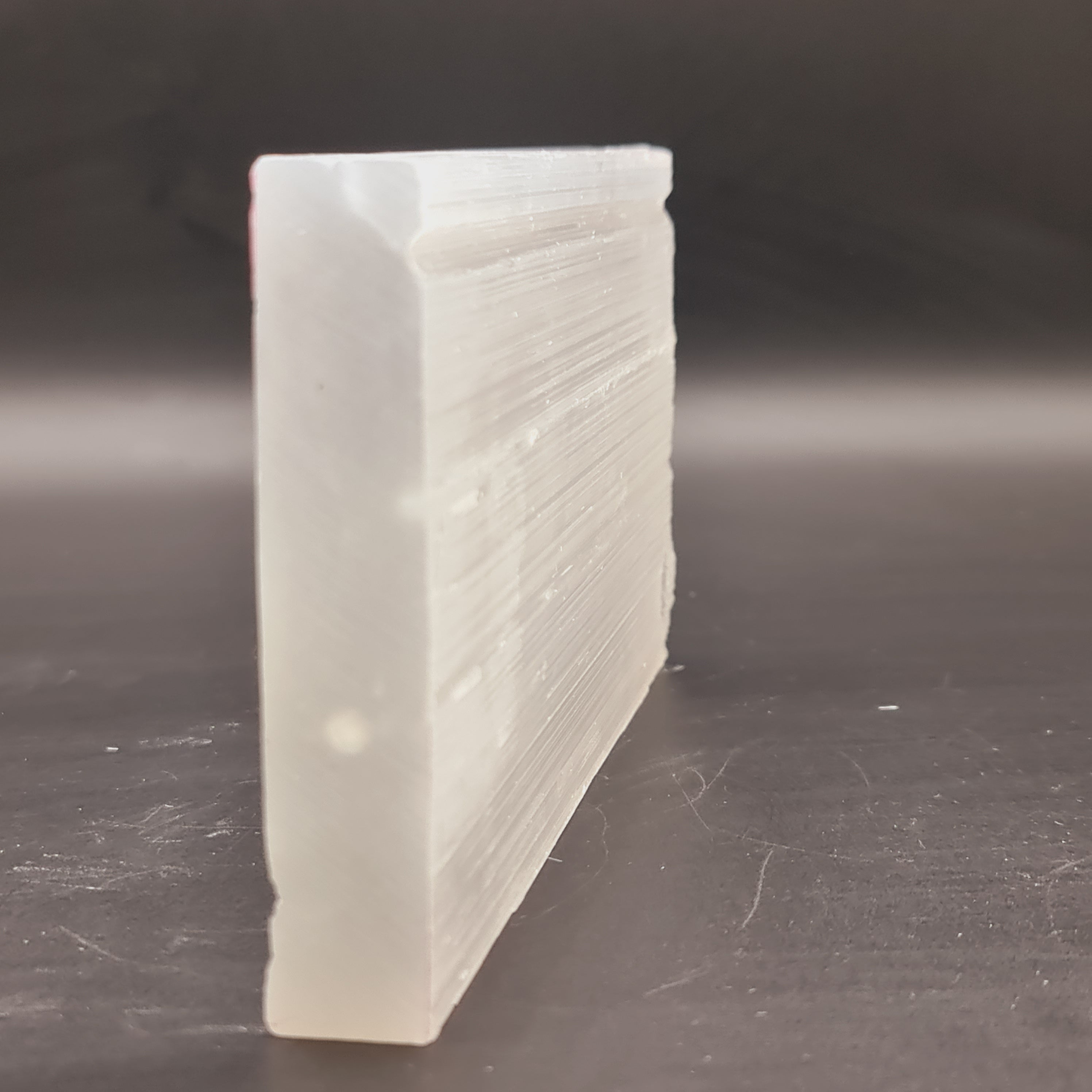 Selenit Ladeplatte 20cm x 10cm mit polierter und rauer Oberfläche, ideal zum Aufladen von Kristallen.