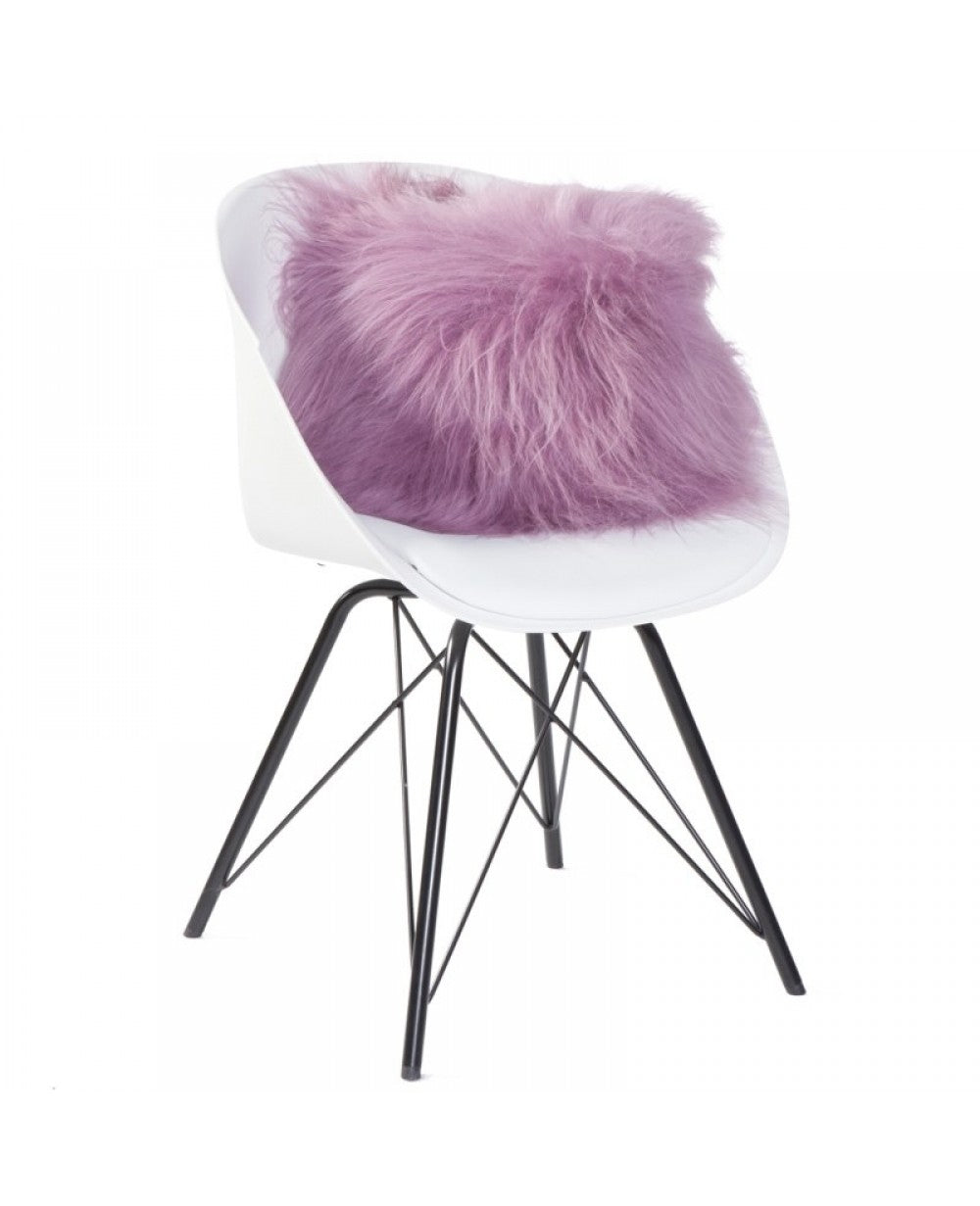 Donkerroze schapenvacht kussen van 35 x 35 cm, ecologisch geverfd, met volle en wollige look, perfect voor interieurdecoratie.