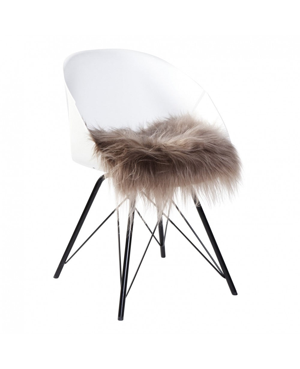 Taupe schapenvacht stoelkussen van 37 x 37 cm, ecologisch geverfd, met een volle en wollige uitstraling.