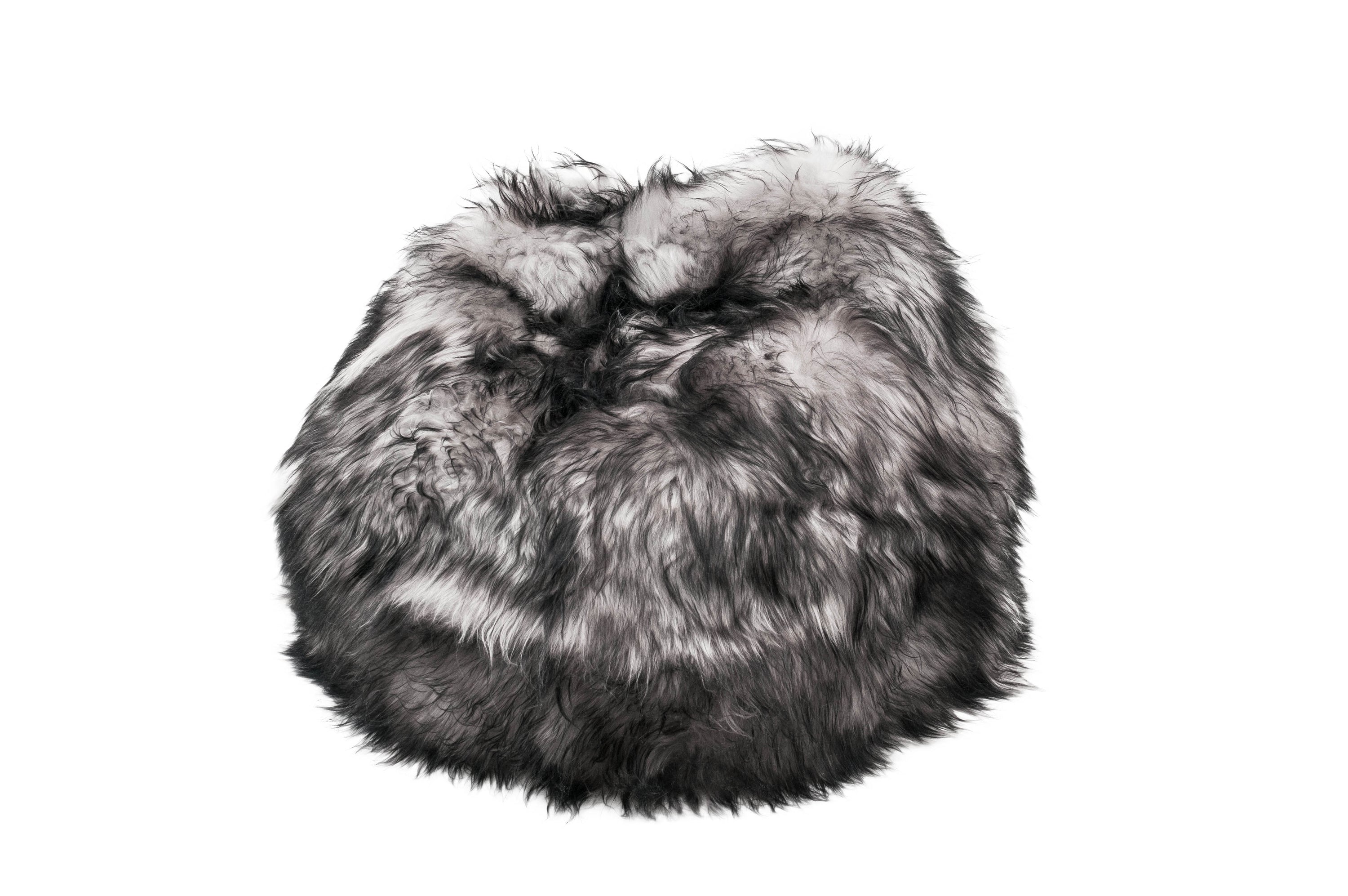 Zitzak IJslands in melange grijs, 100 x 100 x 60 cm, met schapenvacht voor comfort en stijl.