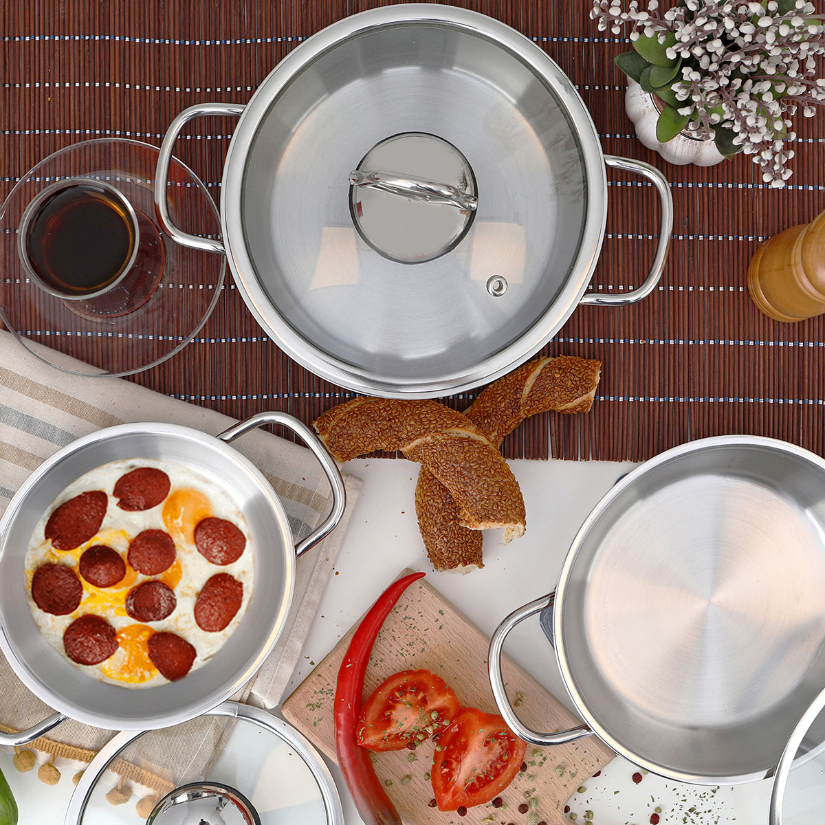 Serenk Edelstahl Eierpfannen Set in 14-16-18cm mit Glasdeckeln, ideal für perfekte Eiergerichte.