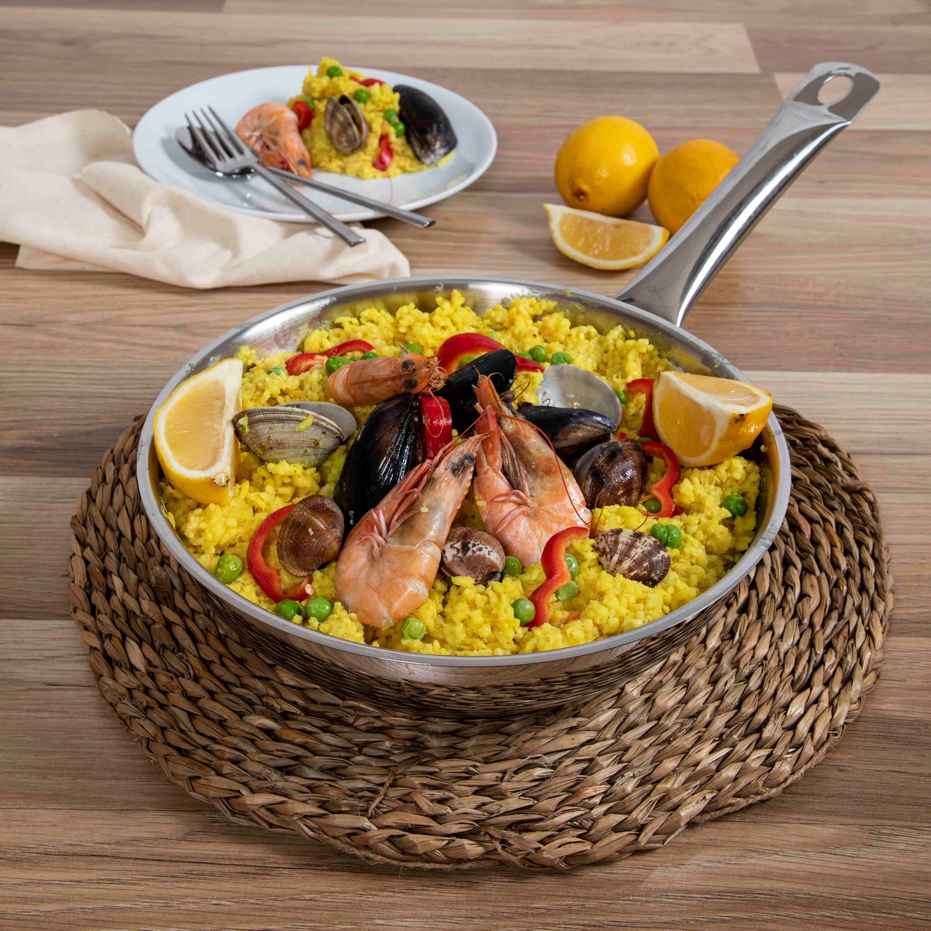 Serenk Modernist Pfanne und Schmortopf aus hochwertigem Edelstahl, elegant und langlebig, ideal für vielseitiges Kochen.