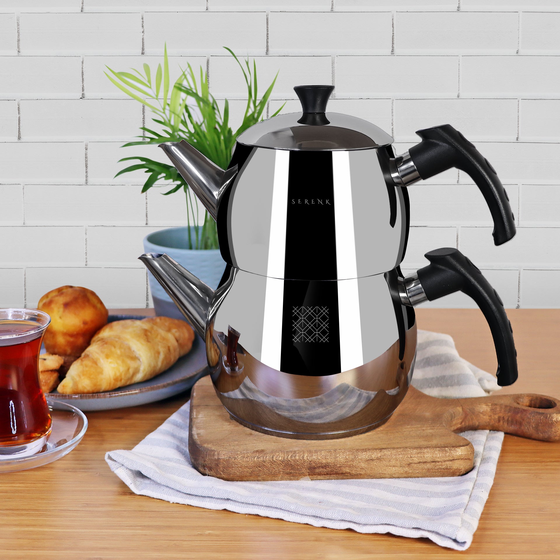 Serenk Modernist Türkisches Teekanne-Set aus hochwertigem Edelstahl, schwarz mit Bakelit-Griffen, stilvoll und funktional.