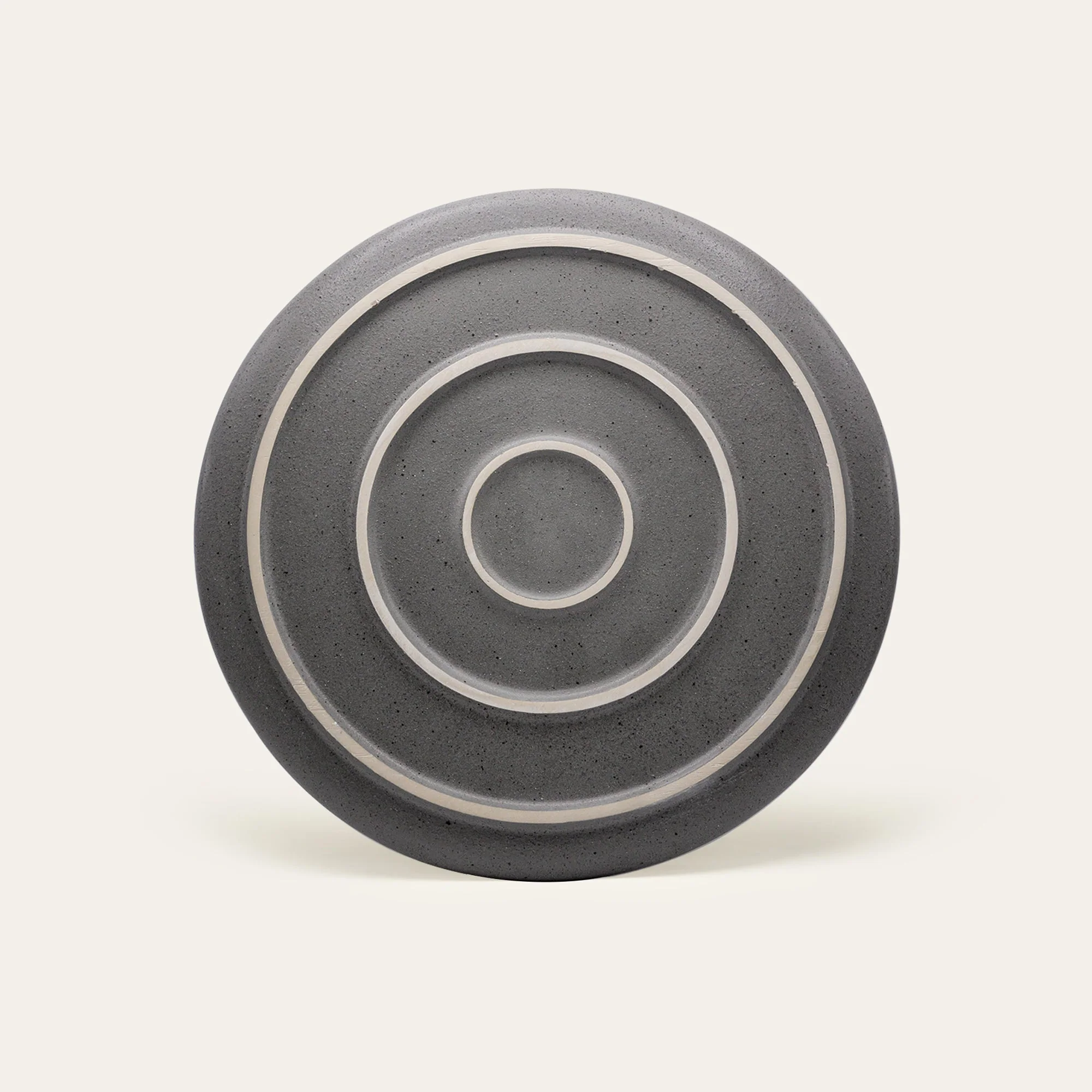 Teller Ddoria groß in Granit Grau, handgefertigt aus Steingut mit rustikalem Design und glänzender Oberfläche.