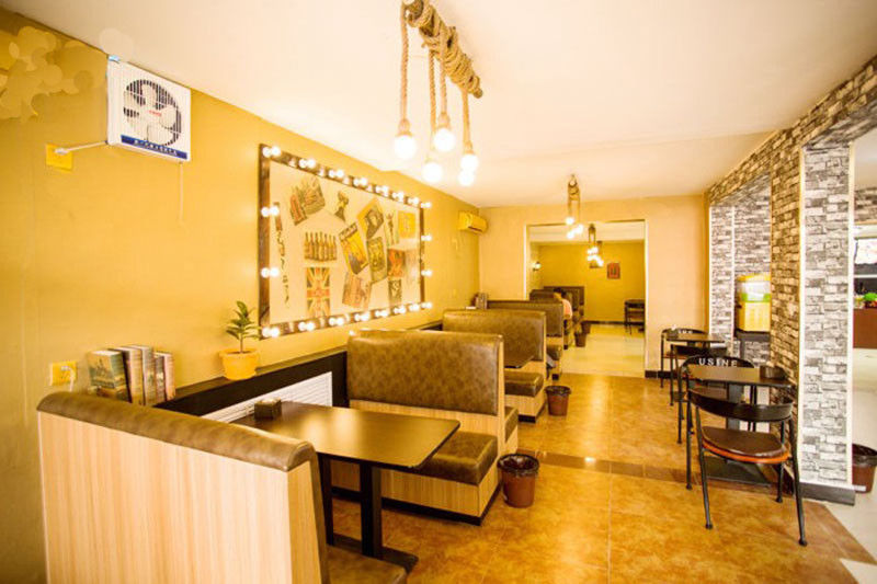 Industrial Twisted Rope Pendant Light holder featuring a hemp finish and adjustable cable, perfect for vintage decor.