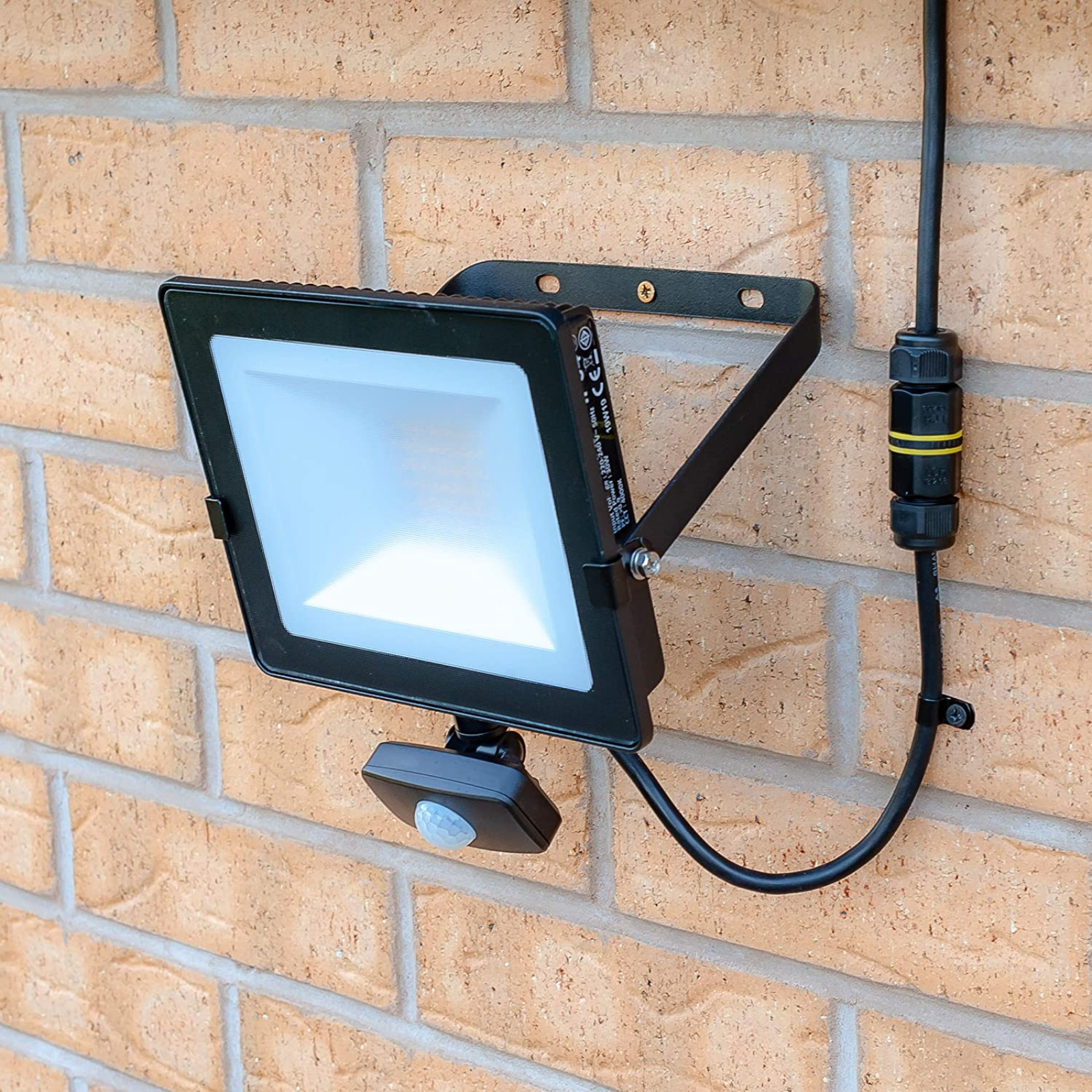 IP68 Waterproof Electrical Junction Box Cable Connector with 3-pin design, suitable for outdoor use and various applications.