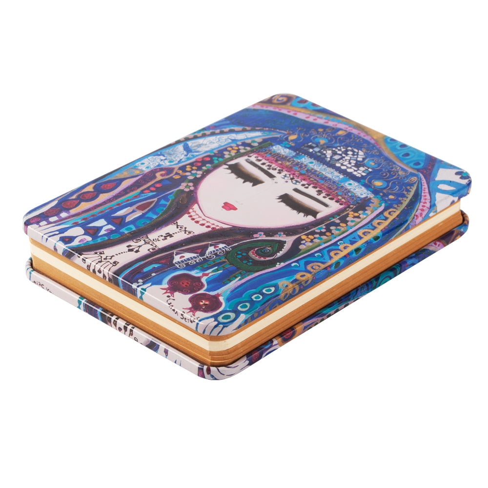 Biggdesign Notizbuch mit Hardcover, gestreiften Blättern und buntem Design, ideal für Notizen und Planung.