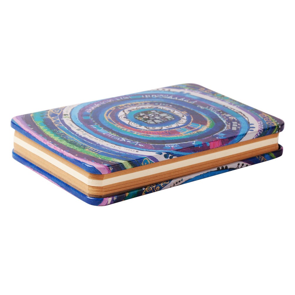 Biggdesign Notizbuch mit buntem Hardcover-Design und gestreiften Blättern, ideal für Notizen und Planung.