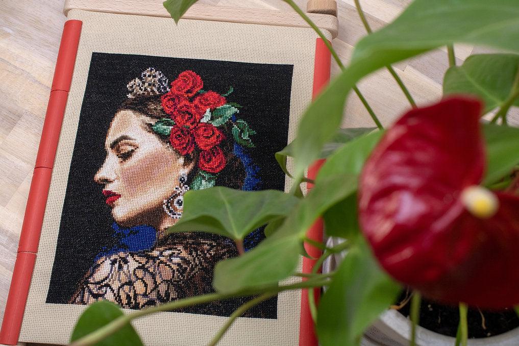 Counted Cross Stitch Kit Muse L8029 featuring Aida canvas, 52 Anchor colors, needle, and instructions.