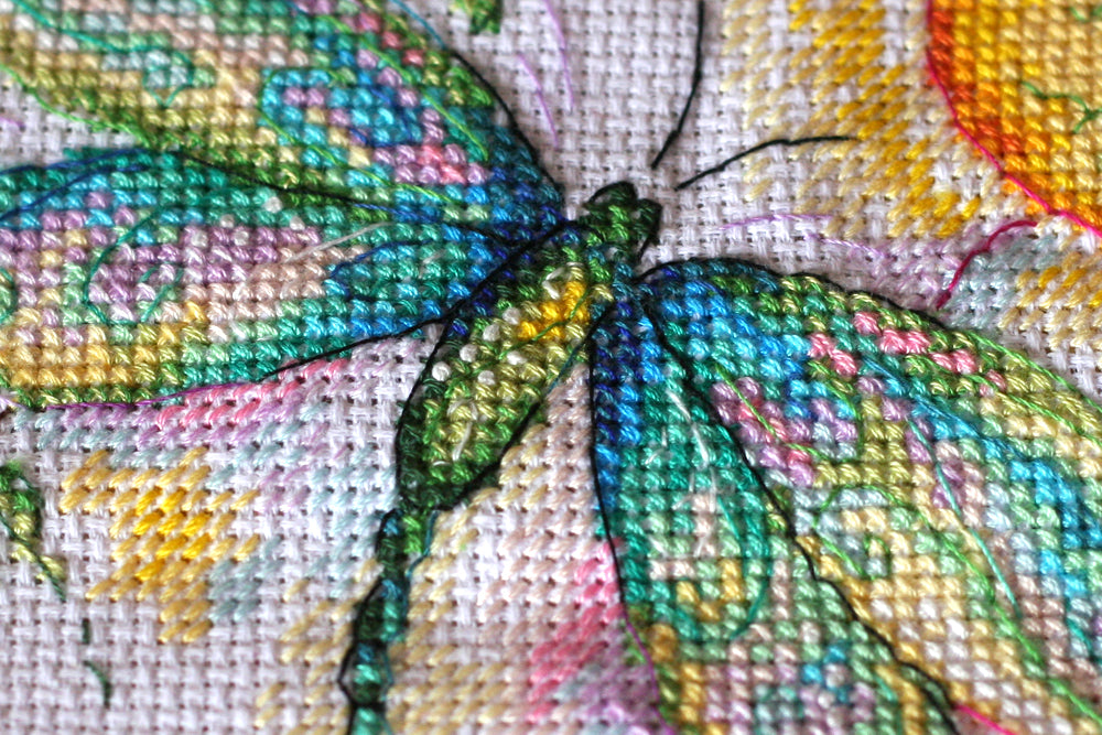 Cross-stitch kit Color magic AH-135 featuring 100% cotton canvas, 38 vibrant floss colors, and multilingual instructions.