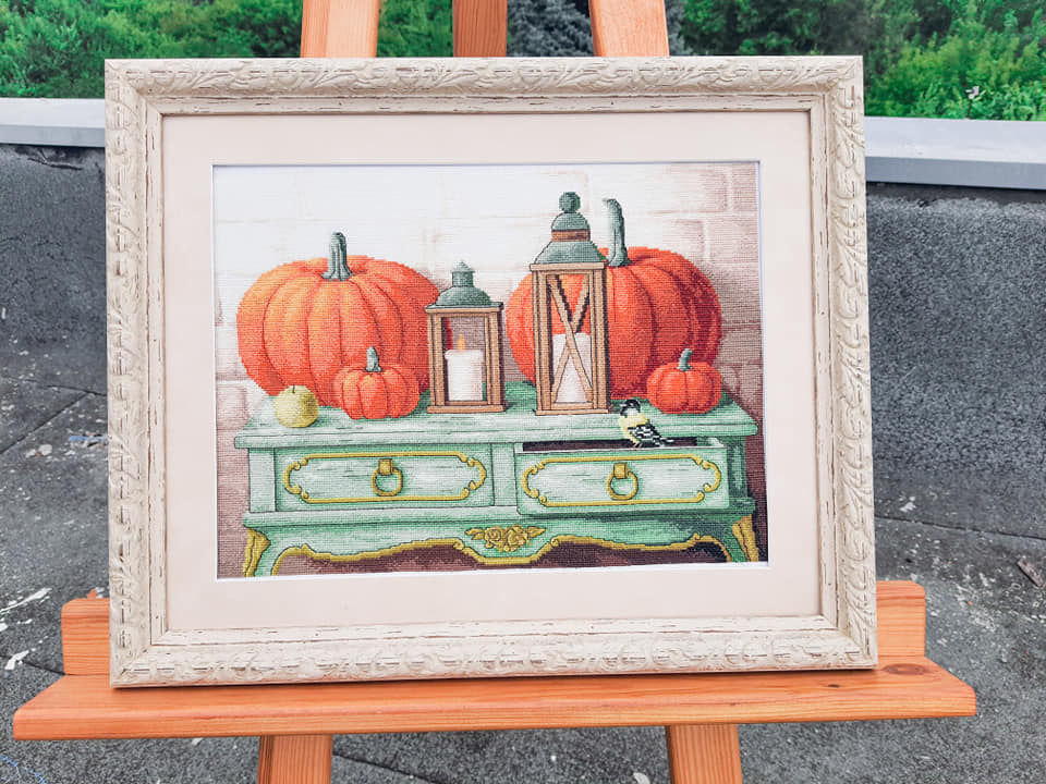 Cross-stitch kit M-357C featuring autumn-themed design with colorful threads and Aida fabric.