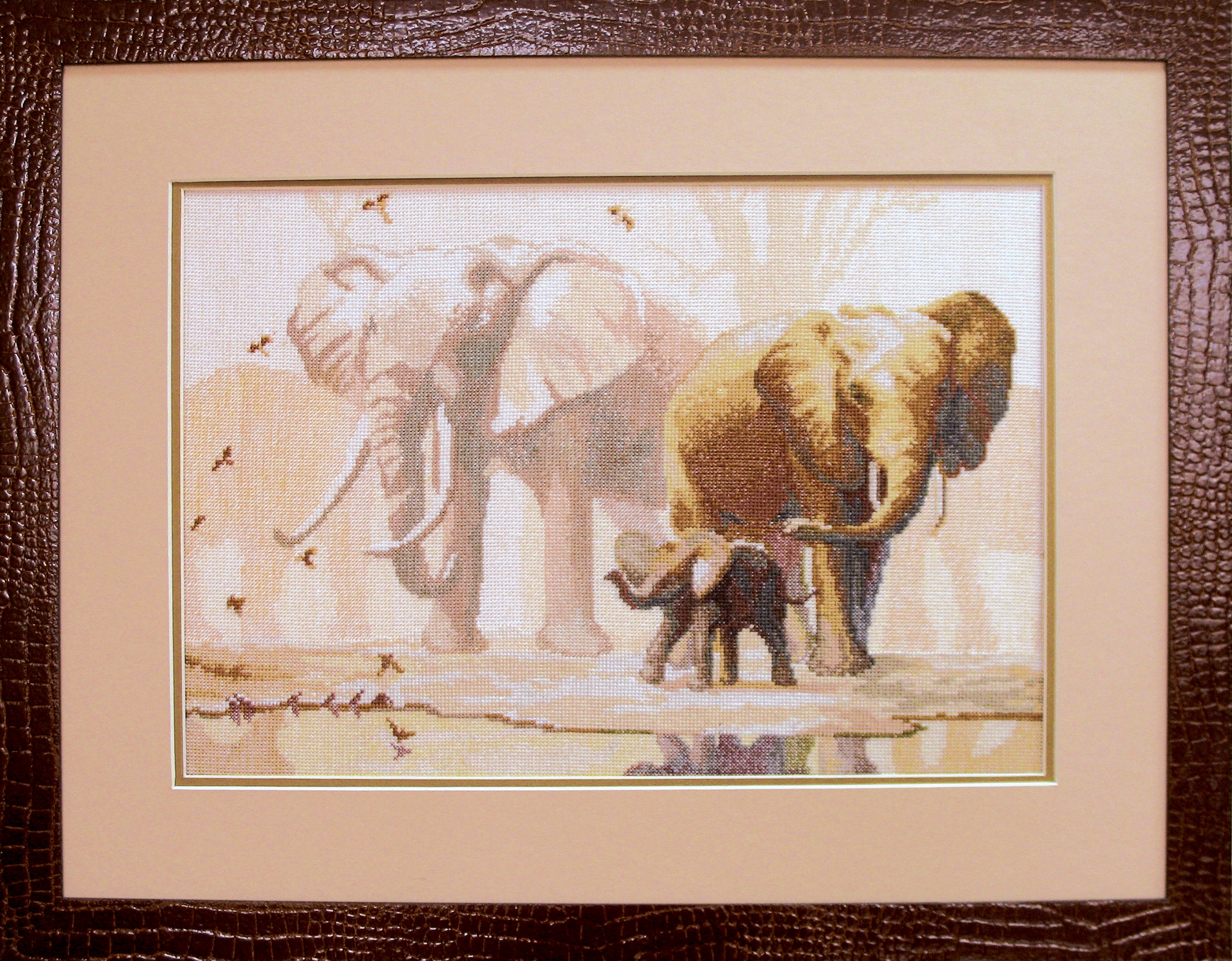 Cross-stitch kit No475C featuring an elephant design, includes fabric, threads, and needle.