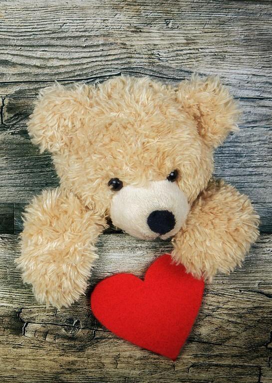 Wizardi Diamond Painting Kit featuring a self-adhesive canvas, tools, and colorful square acrylic diamonds in elegant packaging.