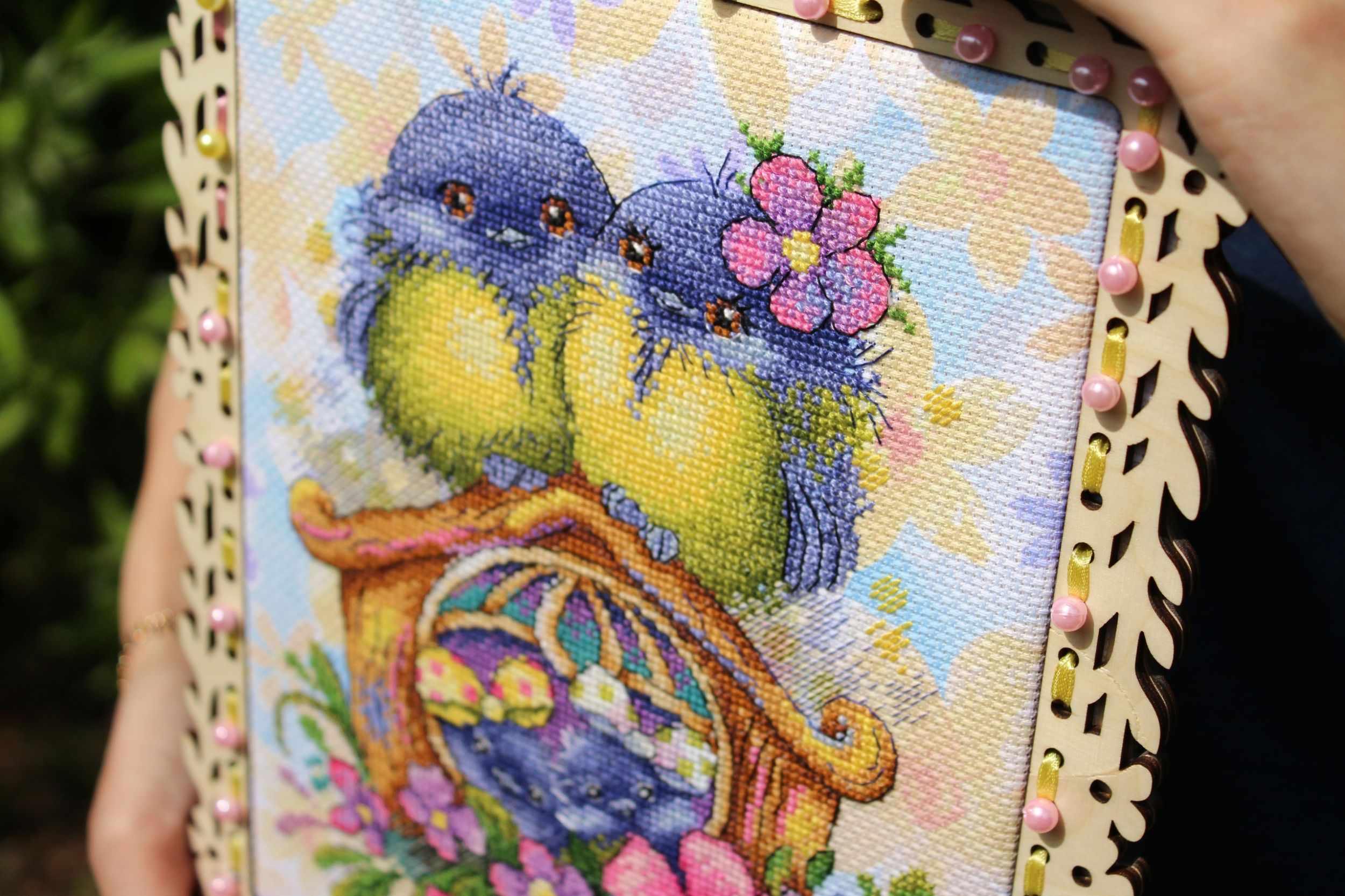 Happy Family SM-397 Counted Cross Stitch Kit featuring 14 count AIDA canvas, 26 colorful cotton threads, and multilingual instructions.