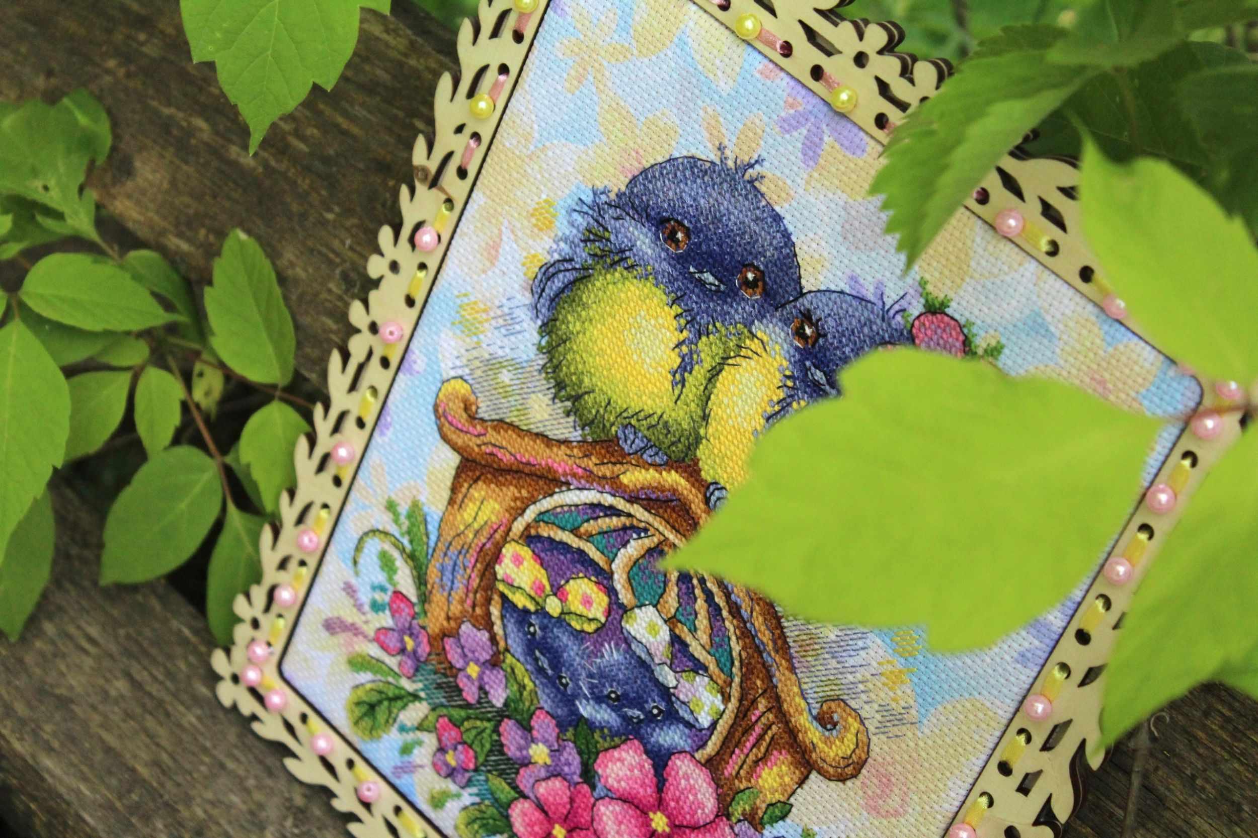 Happy Family SM-397 Counted Cross Stitch Kit featuring 14 count AIDA canvas, 26 colorful cotton threads, and multilingual instructions.