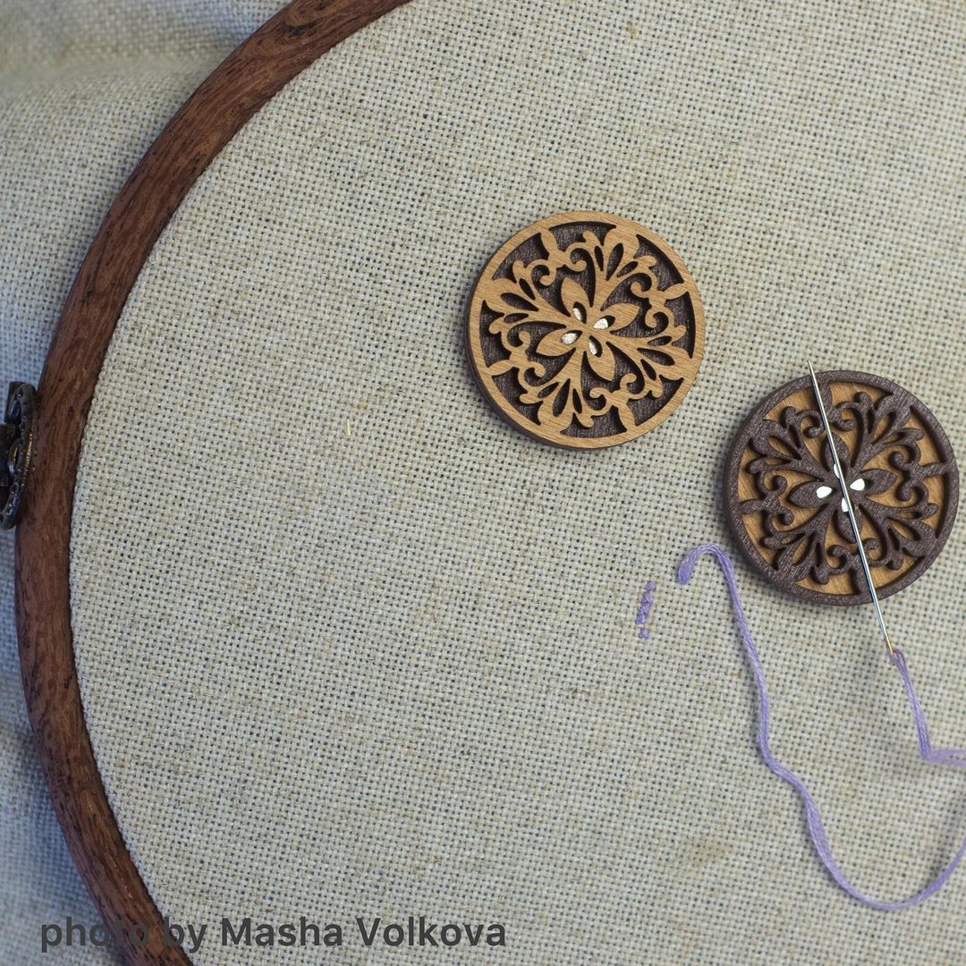 Magnetic double-sided needle holder FLMH-037(W) with strong neodymium magnets, designed for secure needle fixation during embroidery.