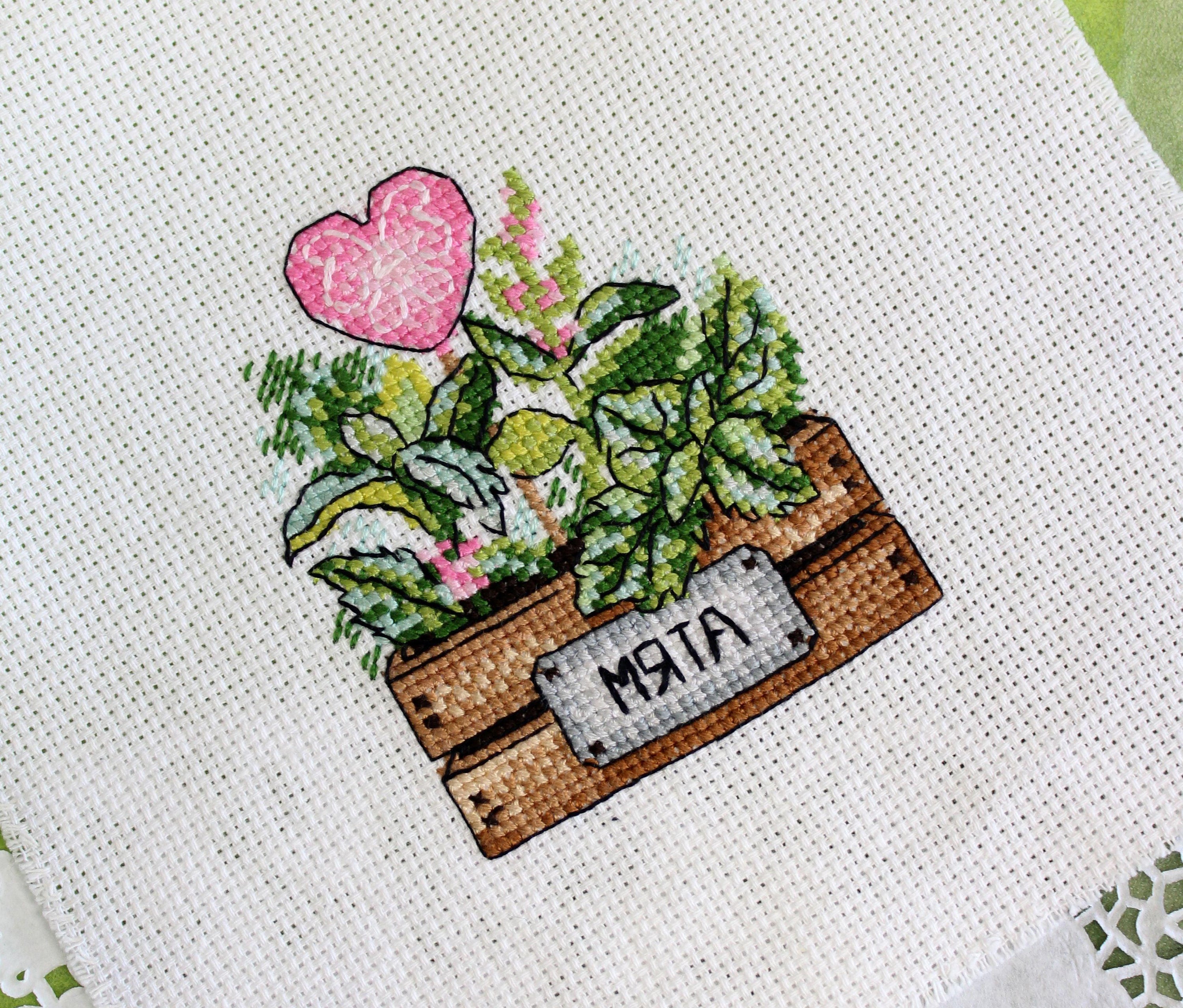 Mint SM-637 Counted Cross Stitch Kit featuring white Aida canvas, 16 cotton threads, and a black and white chart.