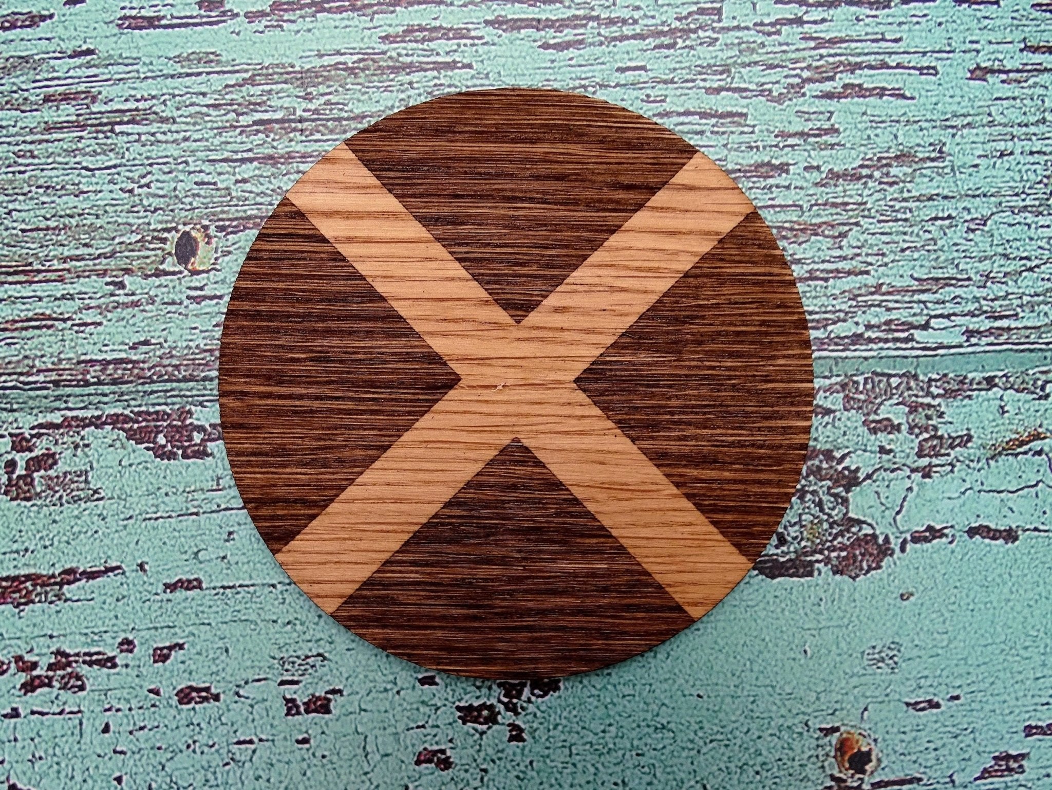 Set of oak veneered MDF coasters featuring the Scotland flag, perfect for patriotic gifts.