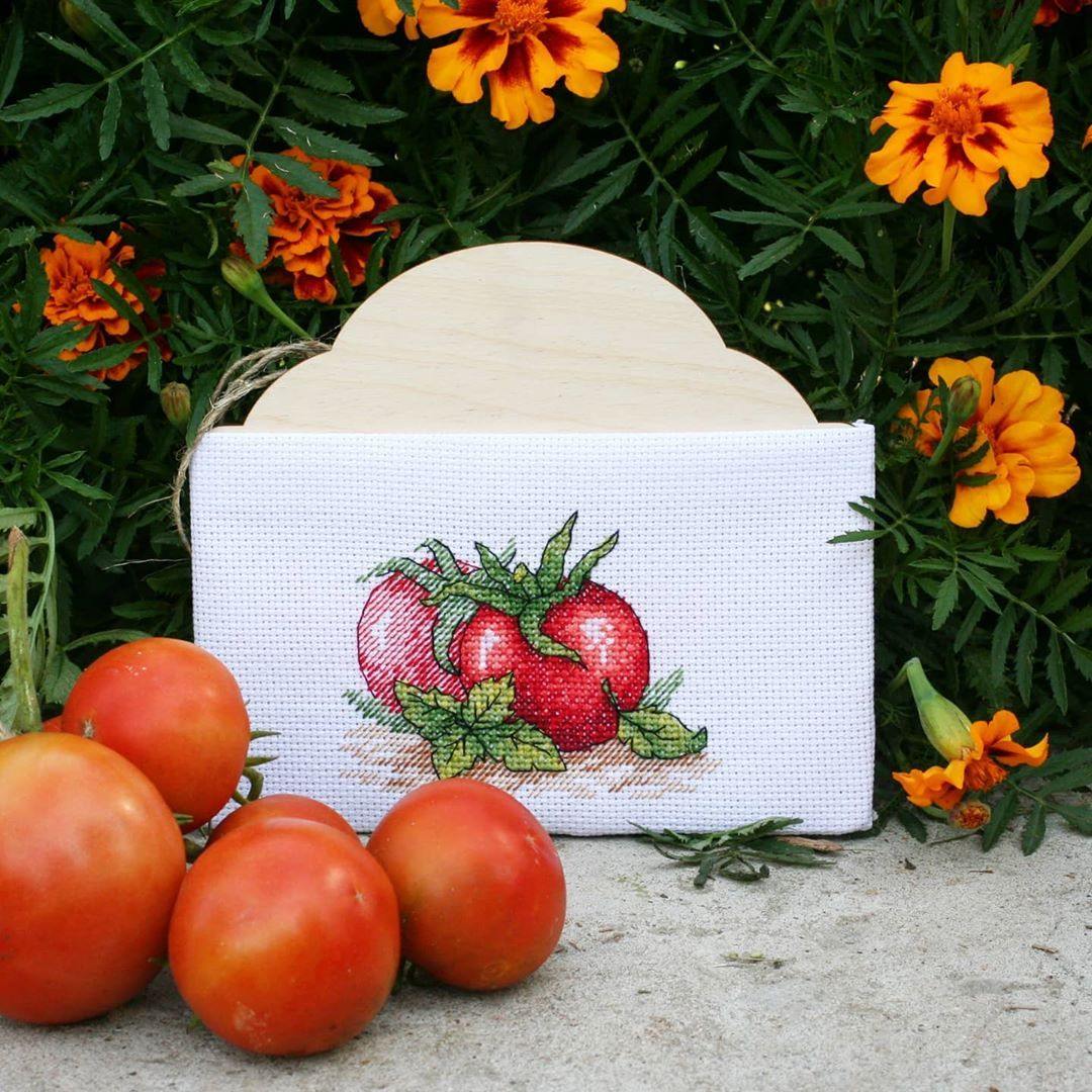 Ripe Tomato SM-435 Counted Cross Stitch Kit featuring 14 count AIDA canvas, 12 cotton thread colors, and multilingual instructions.