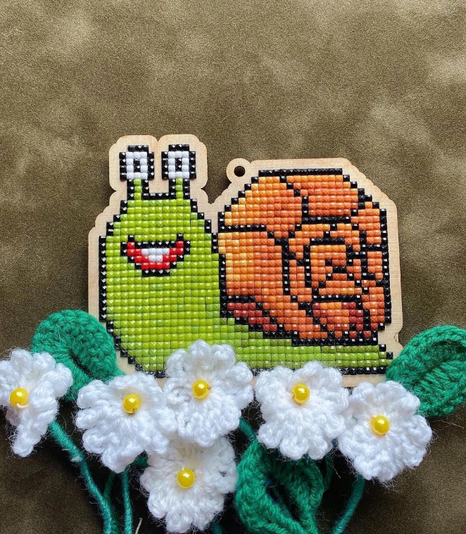 Snail CSw359 Diamond Painting Kit featuring colorful rhinestones on a plywood base, showcasing the included tools and materials.