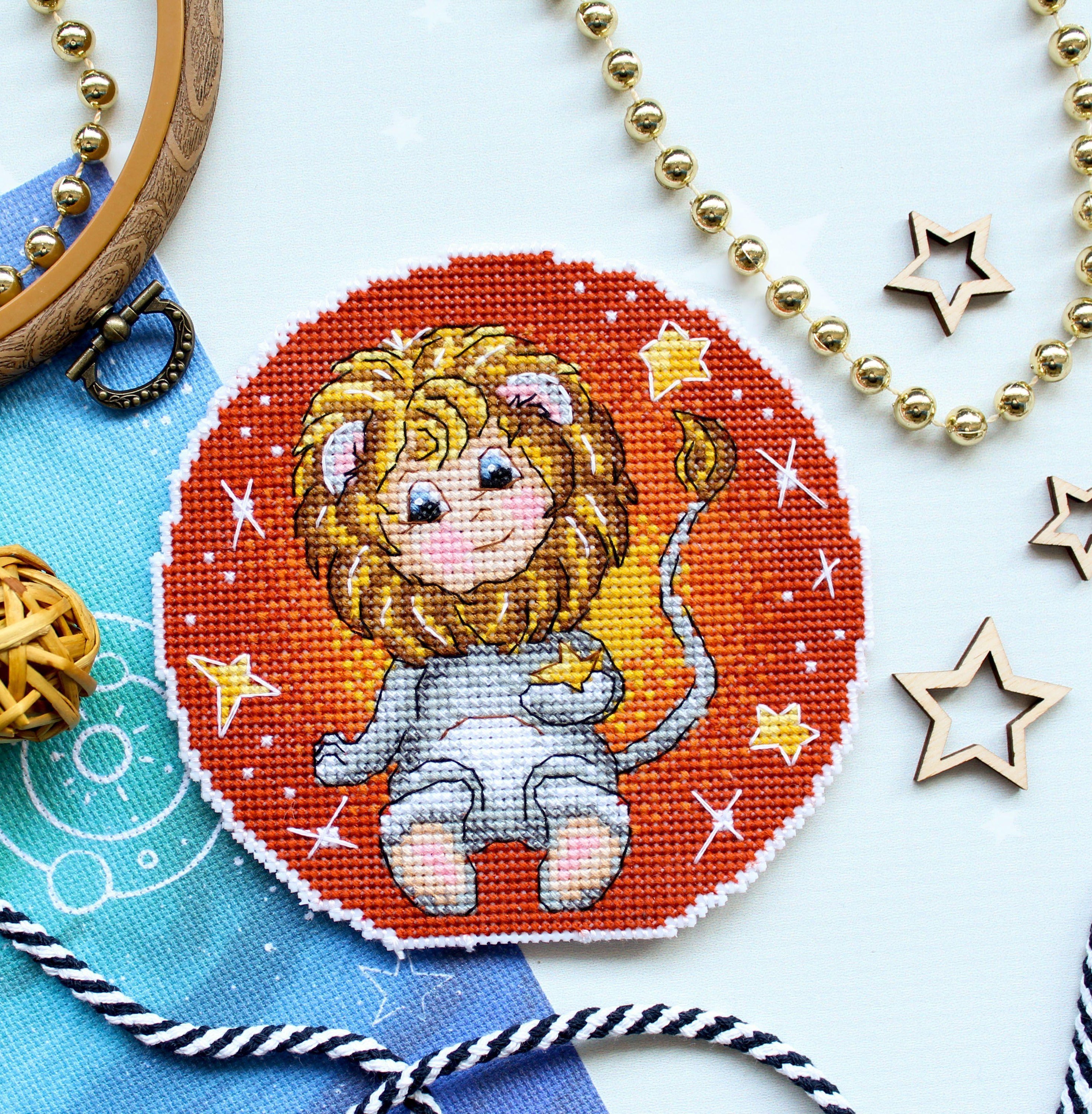 Leo SR-705 Plastic Canvas Counted Cross Stitch Kit featuring colorful threads and plastic canvas.