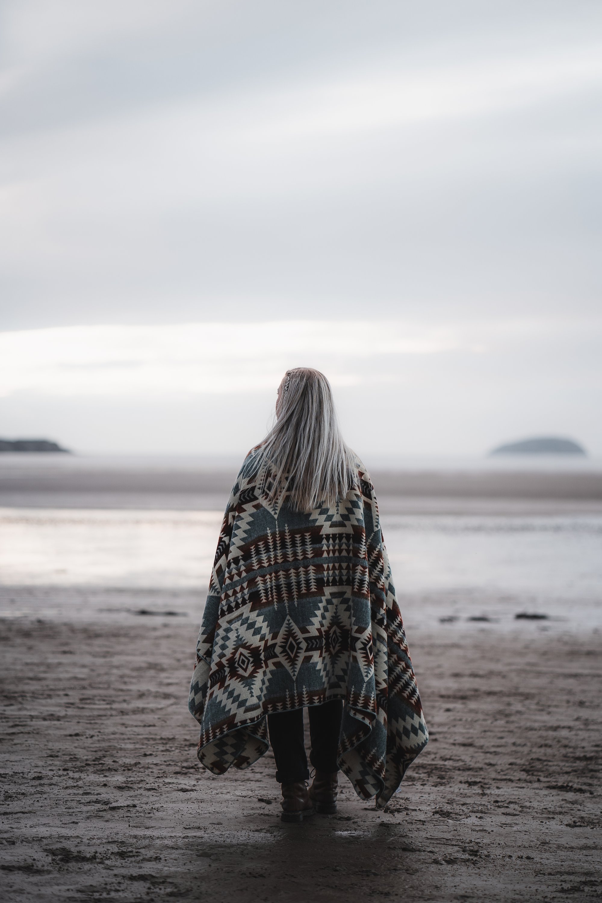 Secoya Blanket in Mint, handcrafted from recycled acrylic, showcasing reversible colors and a cozy design, perfect for indoor and outdoor use.