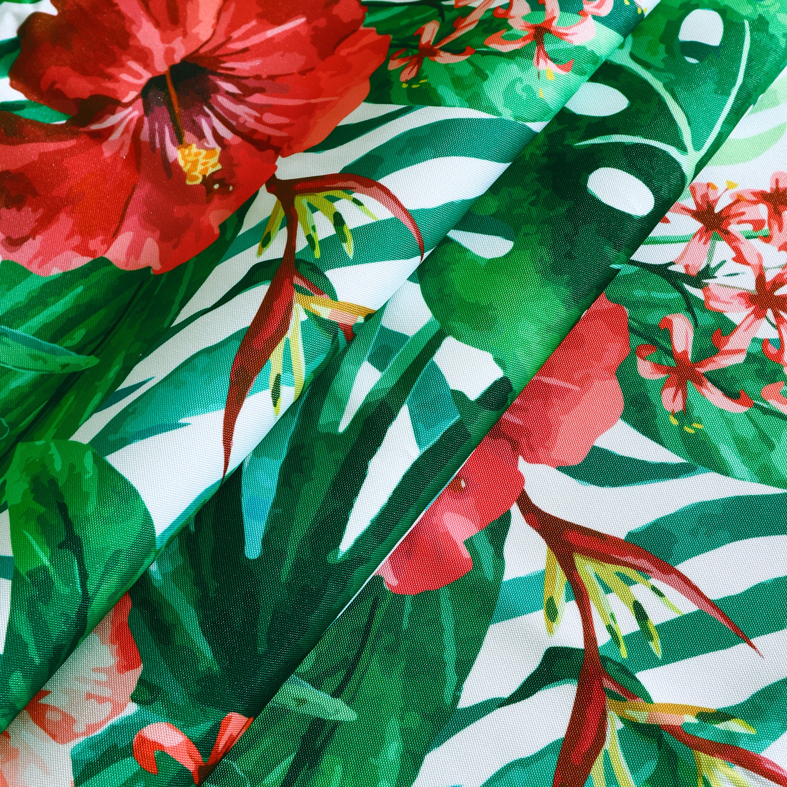 Water resistant indoor outdoor table cloth with floral design, measuring 137x185 CM, suitable for various occasions.