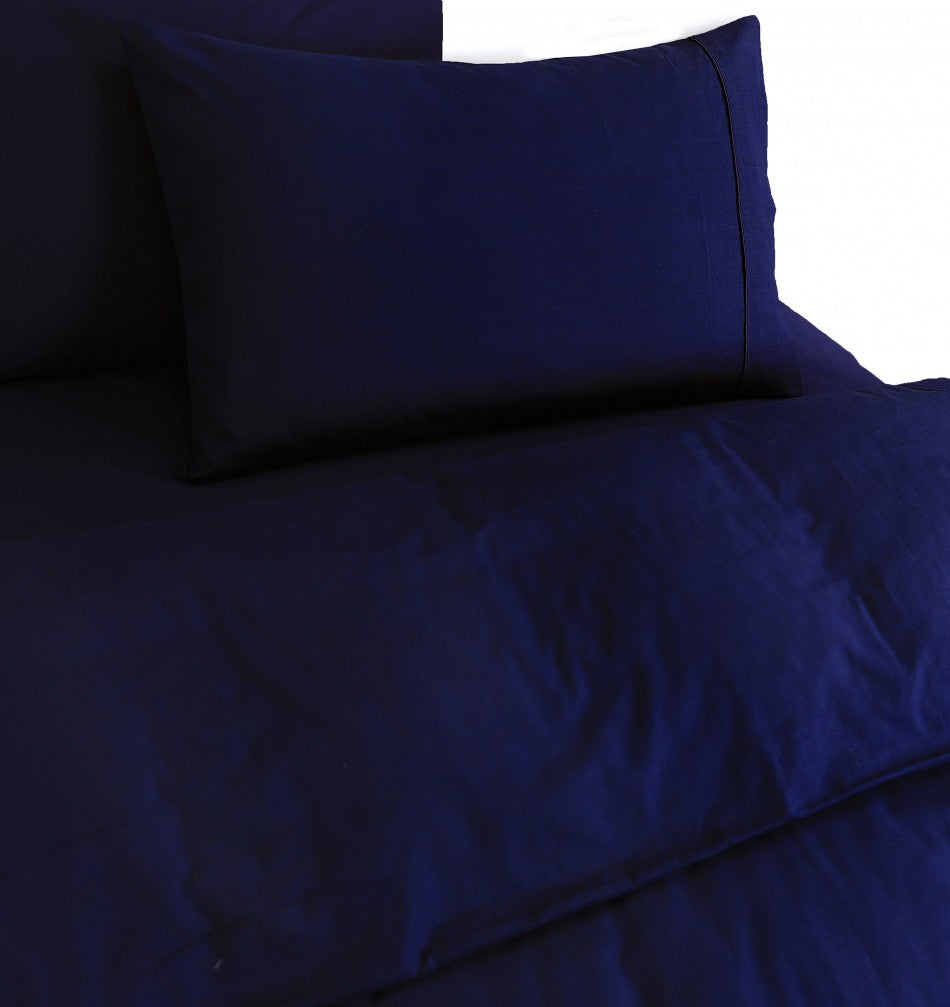 100% Egyptian Cotton Vintage Washed 500TC Navy Blue Double Quilt Cover with matching pillowcases, showcasing a luxurious and soft texture.