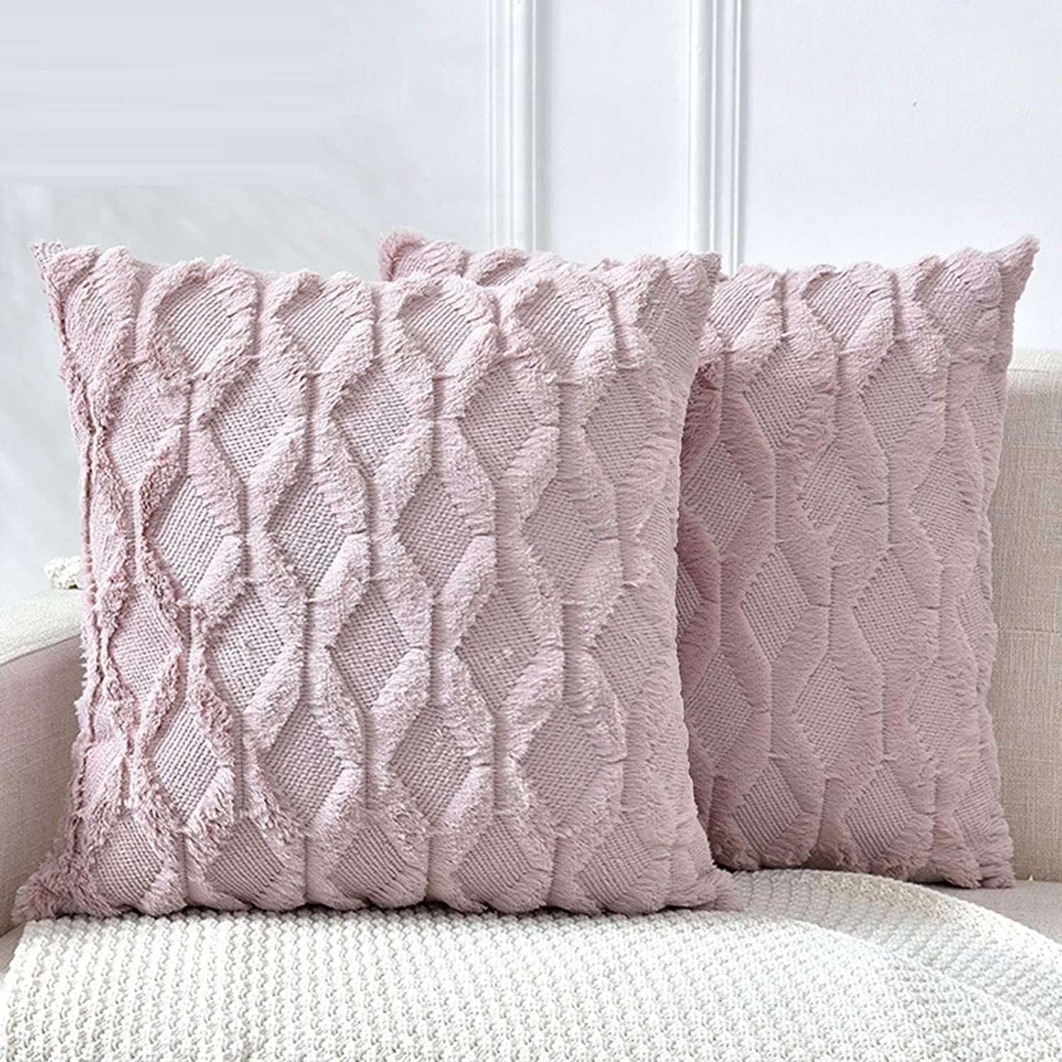 Two pink decorative boho throw pillow covers with soft faux fur and diamond design, measuring 45 x 45 cm each.