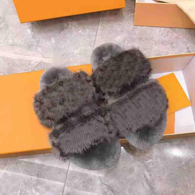 2021 designer women's plush slippers in classic fur style, featuring a fluffy design suitable for indoor and outdoor use.