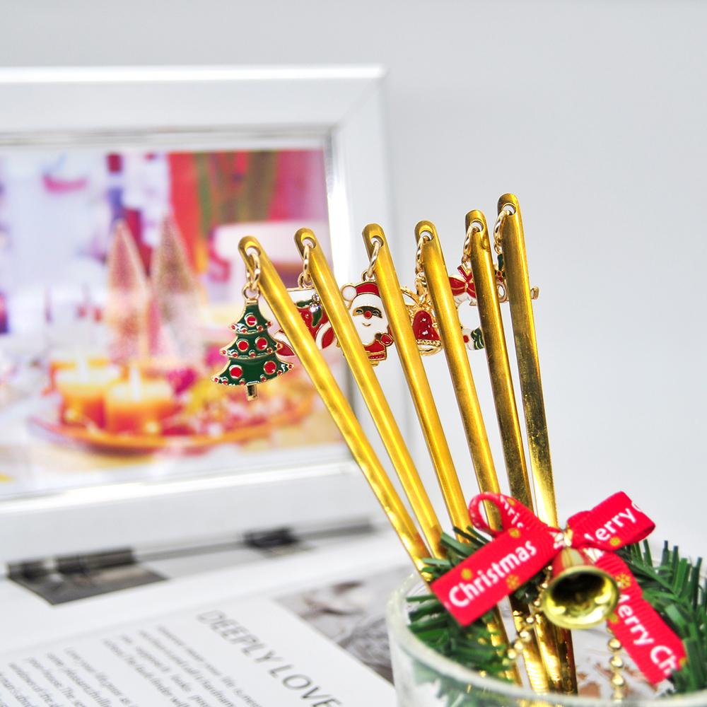 A beautifully designed Creative Metal Merry Christmas Spoon in gold with a Christmas pendant, perfect for holiday celebrations.