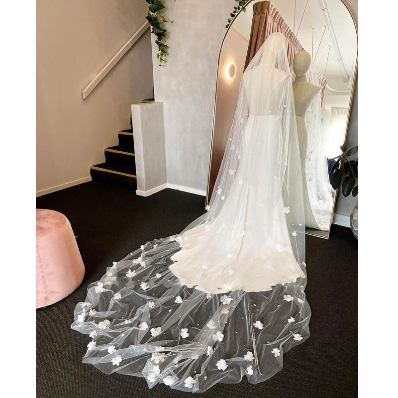 2021 Romantic 3D Flowers Pearls Wedding Veil in cathedral length with beaded edges, showcasing intricate floral embellishments.