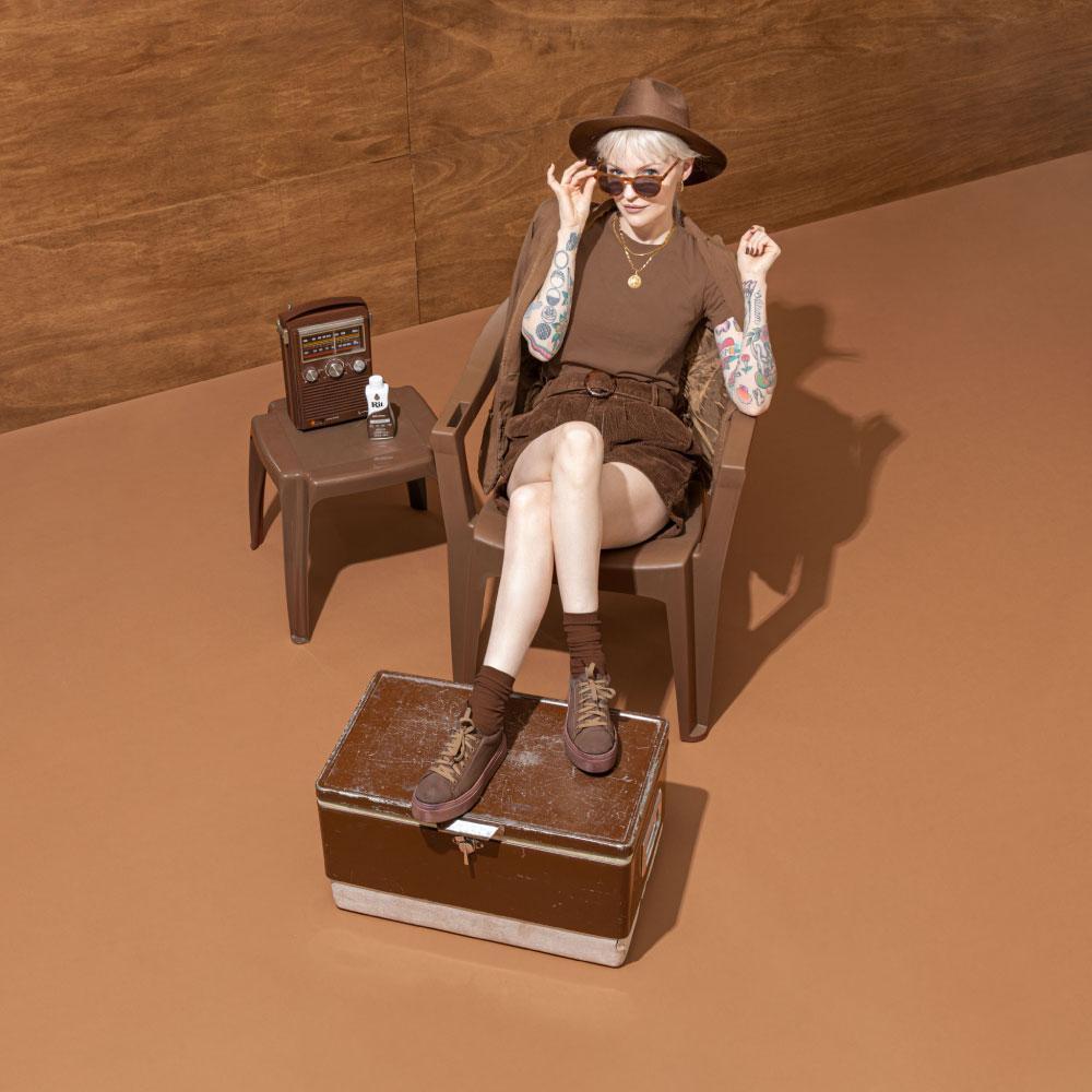 Rit 31.9g Dark Brown Fabric Dye Powder in a container, showcasing its rich color and packaging details.