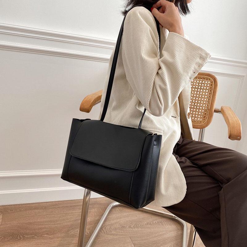 Stylish 77614 Large Capacity Handbag for Women, featuring a retro design and durable polyester material.