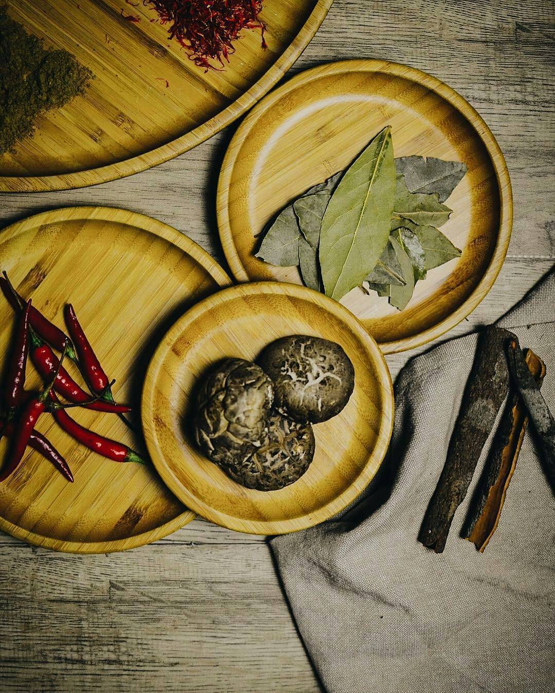 A beautifully crafted 9-inch round bamboo plate, showcasing its natural texture and eco-friendly design, perfect for serving appetizers and barbecue.