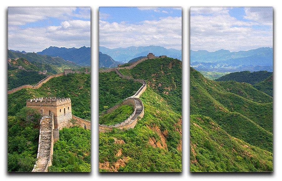 A beautiful 3-panel canvas print depicting the Great Wall of China, showcasing stunning landscapes and intricate details.