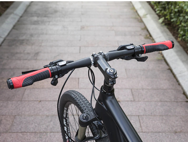 Bicycle grips designed for MTB and road bikes, featuring a double lock mechanism and anti-slip rubber for enhanced comfort and control.