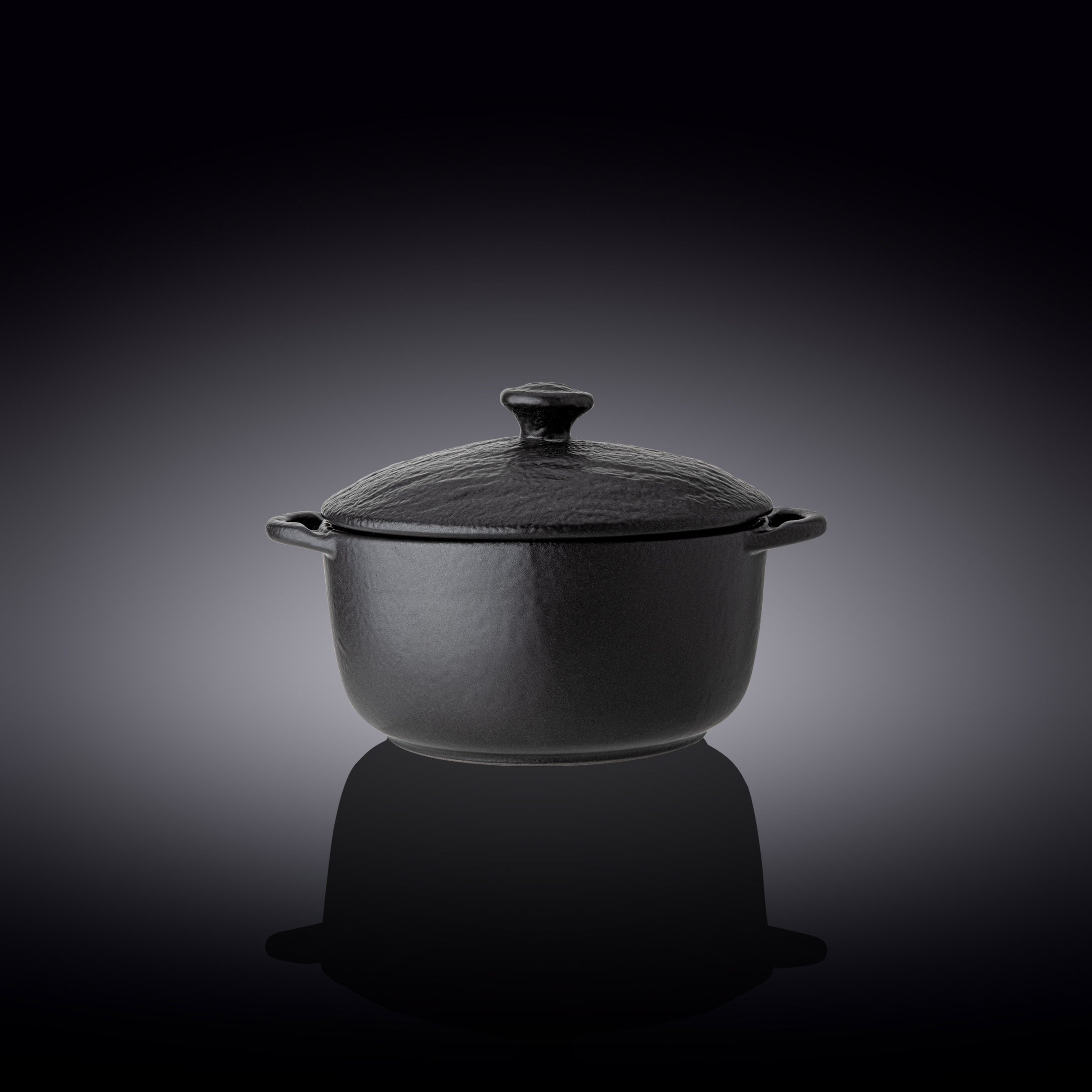 A 7-inch black porcelain pot with a slate stone appearance and a matching lid, perfect for stylish food presentation.