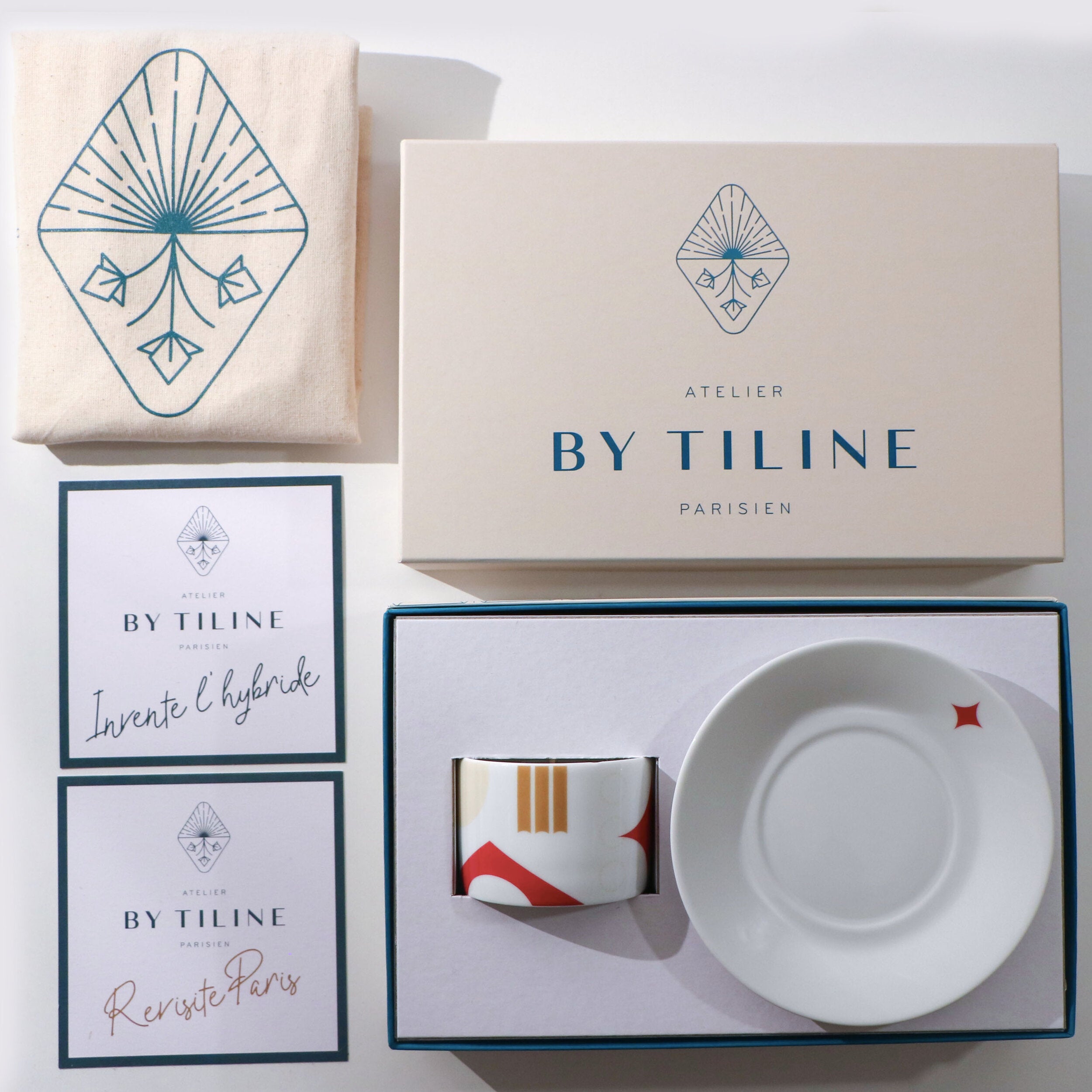 Bougie Parfumée Opéra de 130g dans un pot en porcelaine de Limoges, décoré à la main, avec une soucoupe assortie.