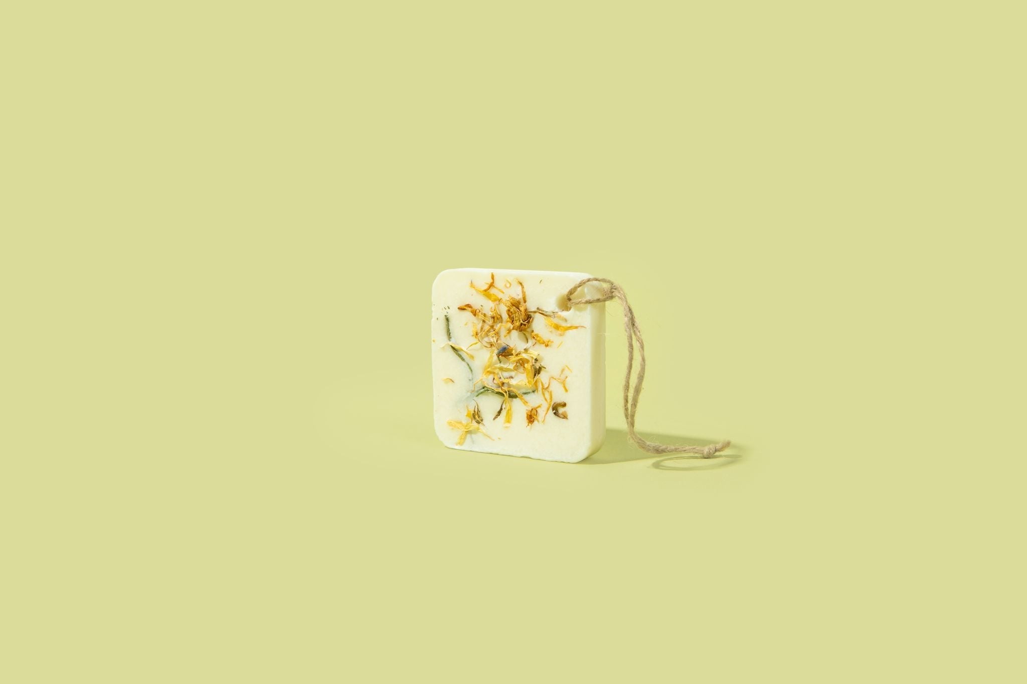 A beautifully crafted Calendula Botanical Wax Sachet featuring vibrant calendula flowers and natural soy wax, perfect for enhancing home fragrance.