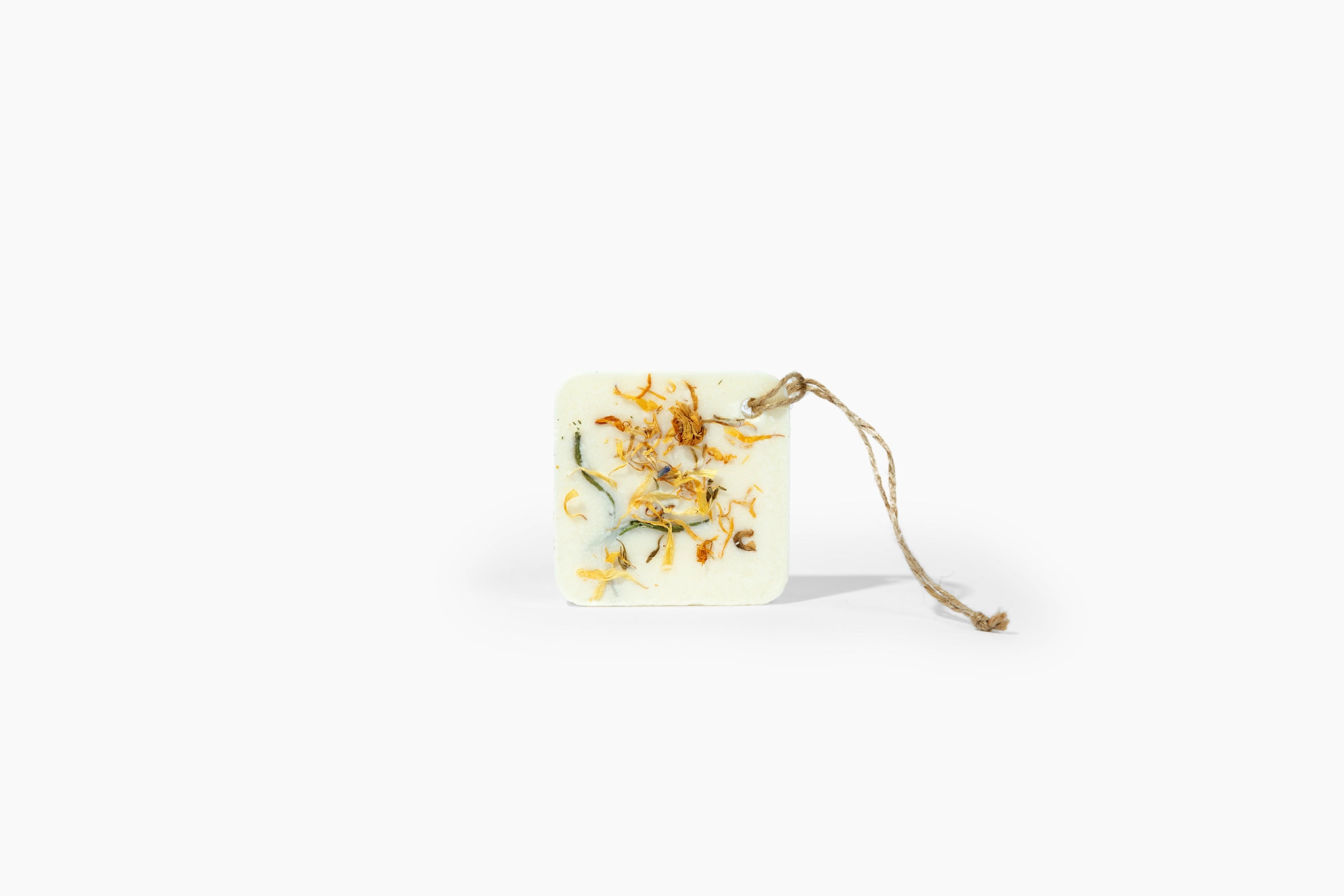 A beautifully crafted Calendula Botanical Wax Sachet featuring vibrant calendula flowers and natural soy wax, perfect for enhancing home fragrance.