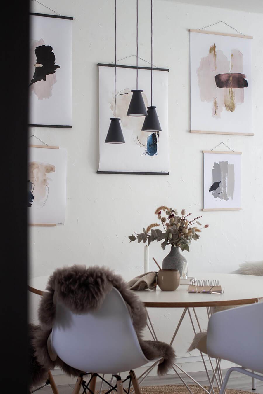 DASH2 juliste, moderni abstrakti taidejuliste sinisen, mustan ja beigen sävyissä, painettu mattakartongille.