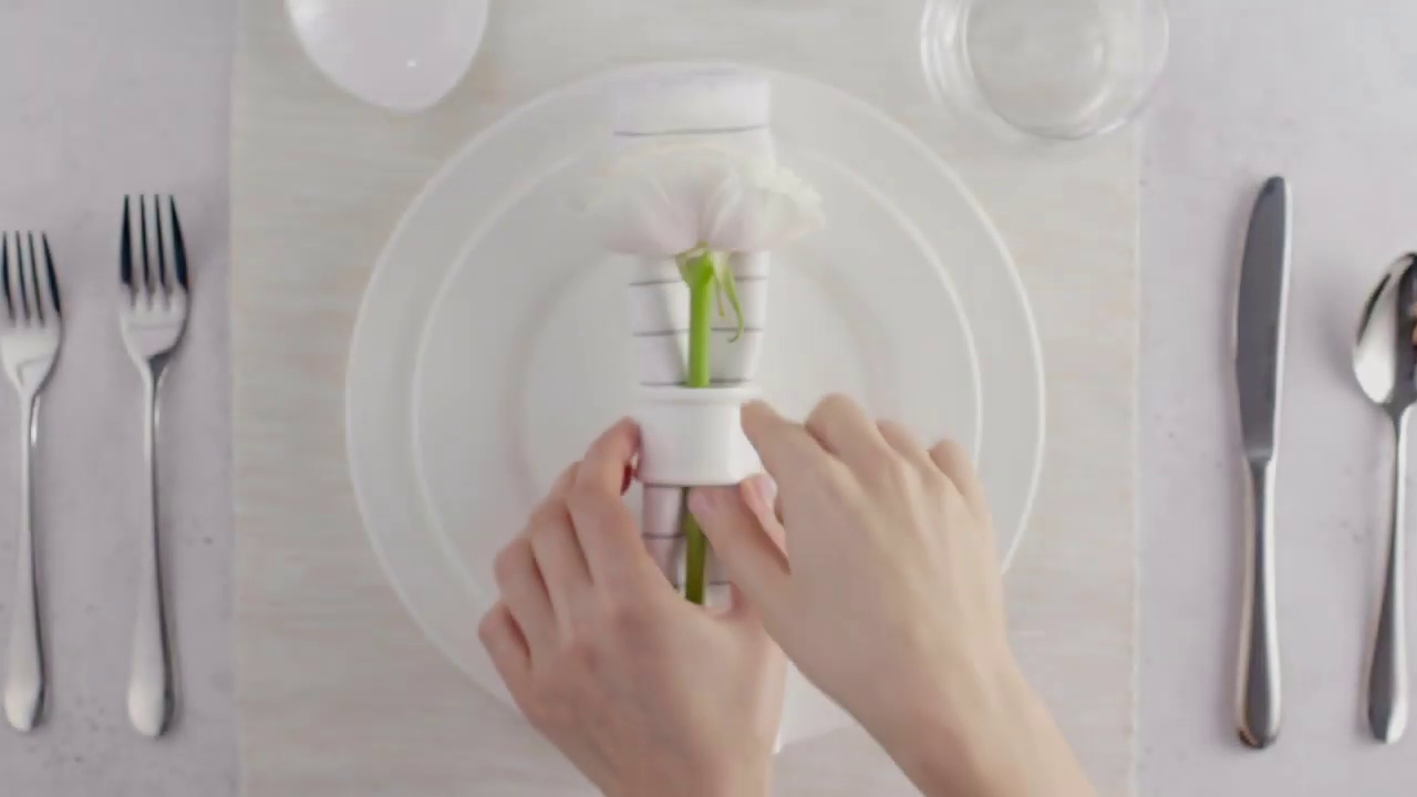 WILMAX 7.5 inch dessert spoon made of high-quality stainless steel with a polished finish, showcasing its elegant design and durability.