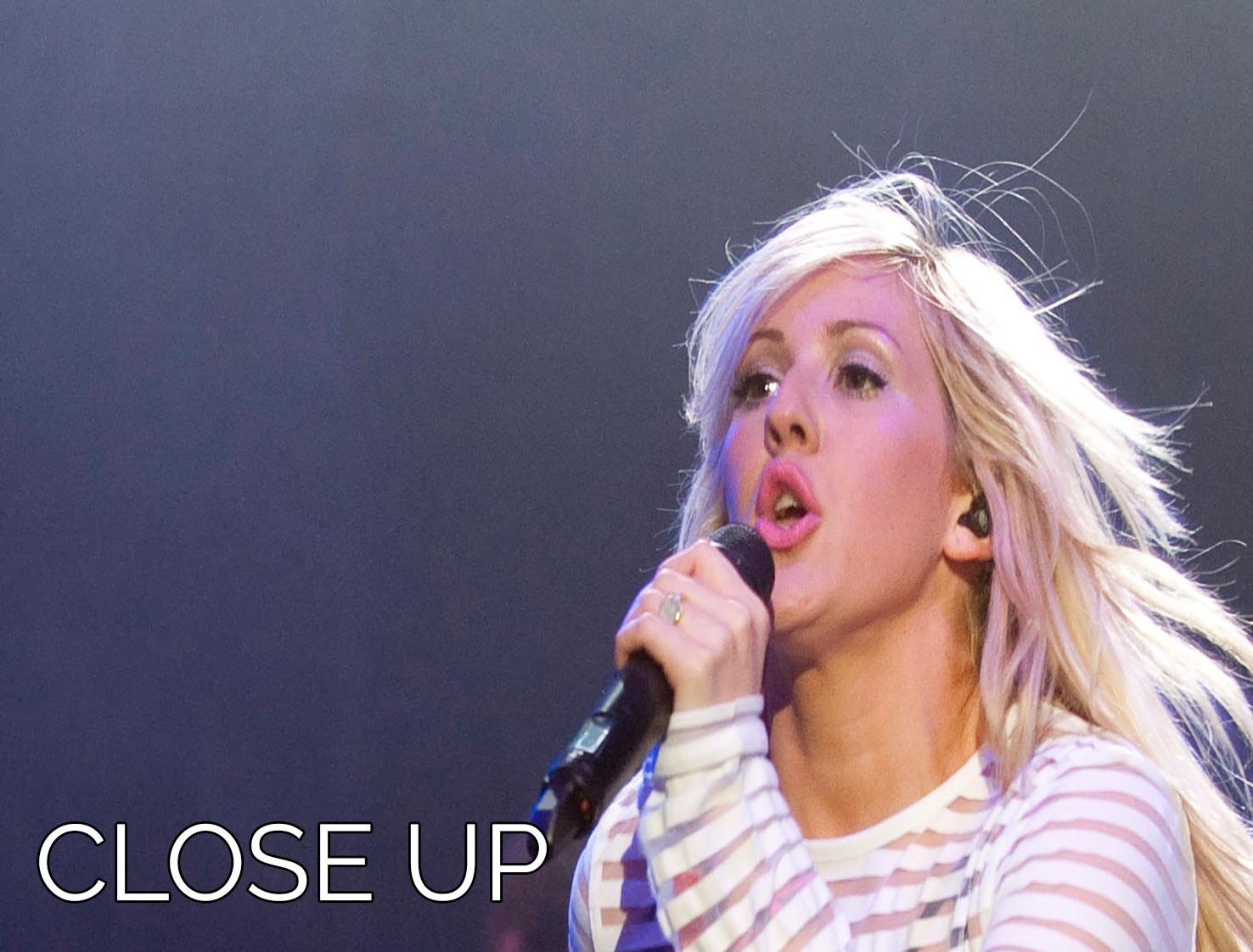 Ellie Goulding on stage captured in a stunning 3-panel canvas print, showcasing vibrant colors and dynamic design.