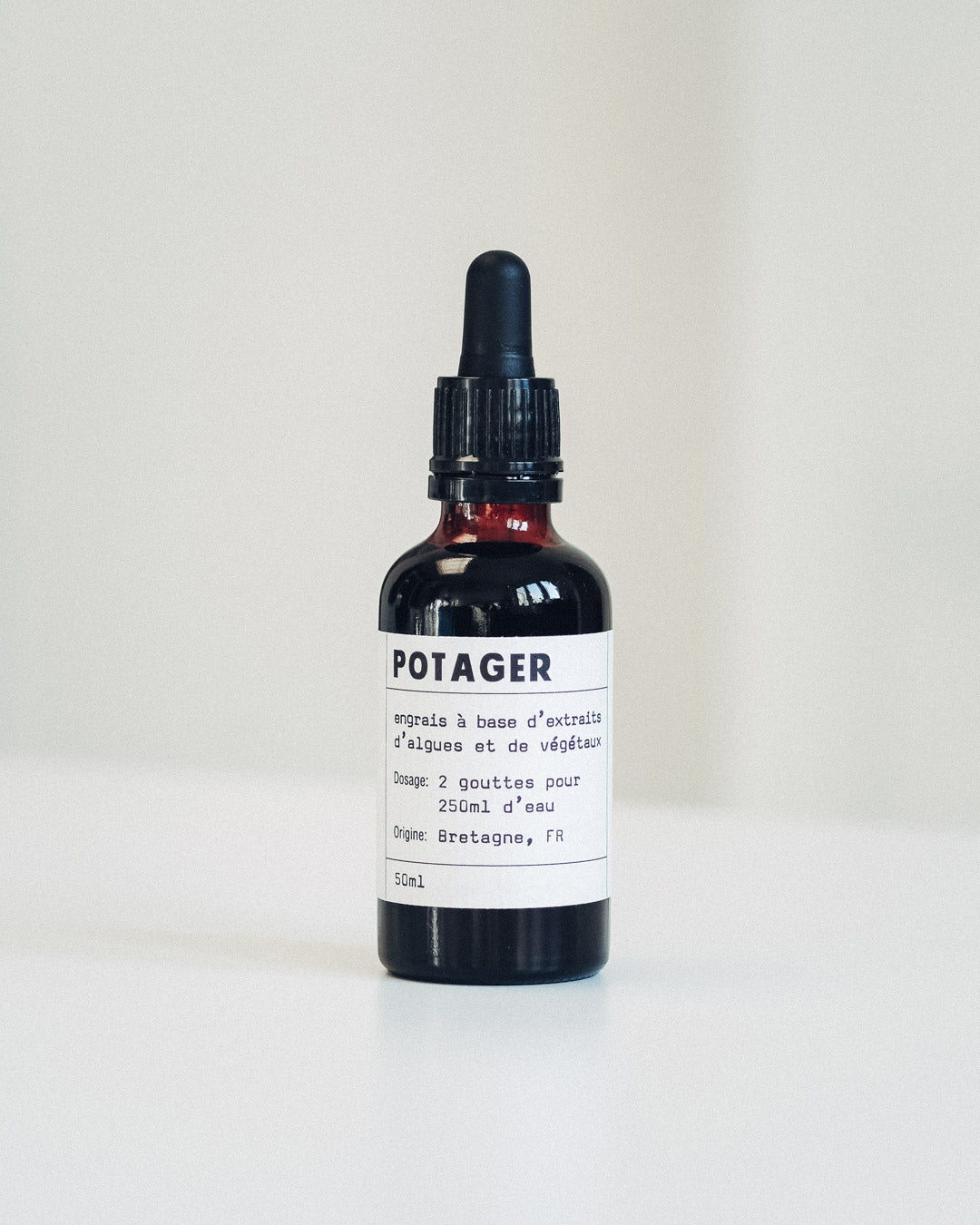 Botella de fertilizante natural para huerto, con etiqueta colorida y diseño atractivo, ideal para cultivo de verduras y hierbas.