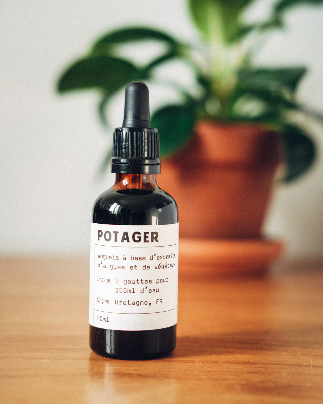 Botella de fertilizante natural para huerto, con etiqueta colorida y diseño atractivo, ideal para cultivo de verduras y hierbas.