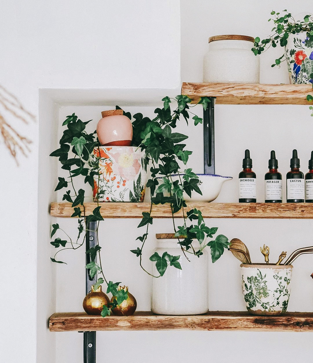 Botella de fertilizante natural para huerto, con etiqueta colorida y diseño atractivo, ideal para cultivo de verduras y hierbas.